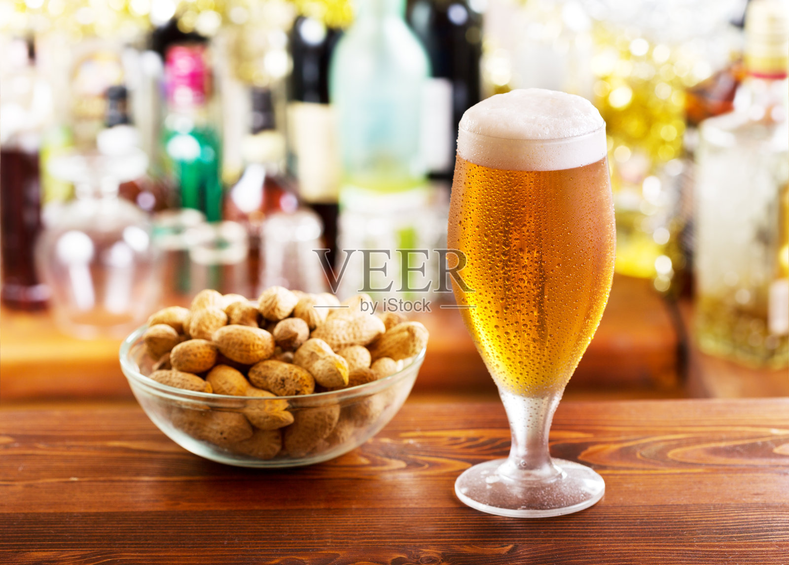 一杯啤酒和花生照片摄影图片