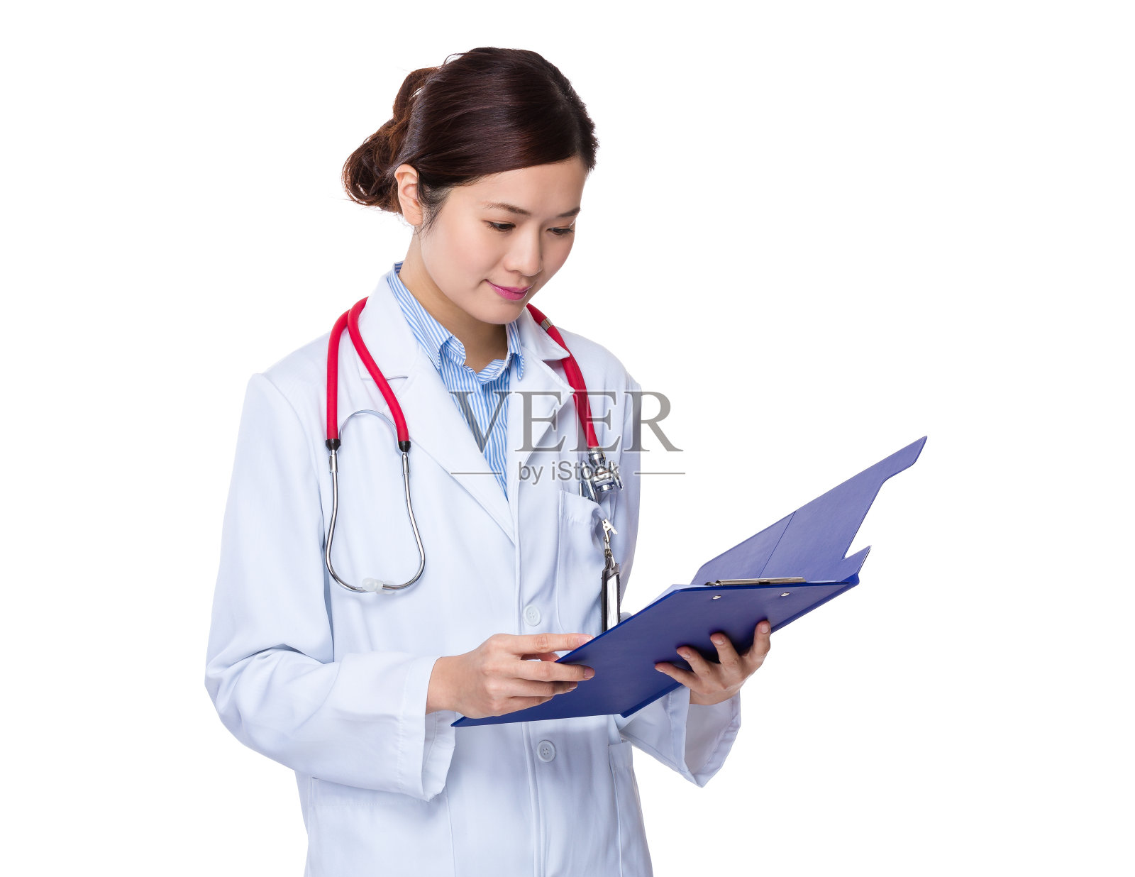 女医生在看剪贴板照片摄影图片