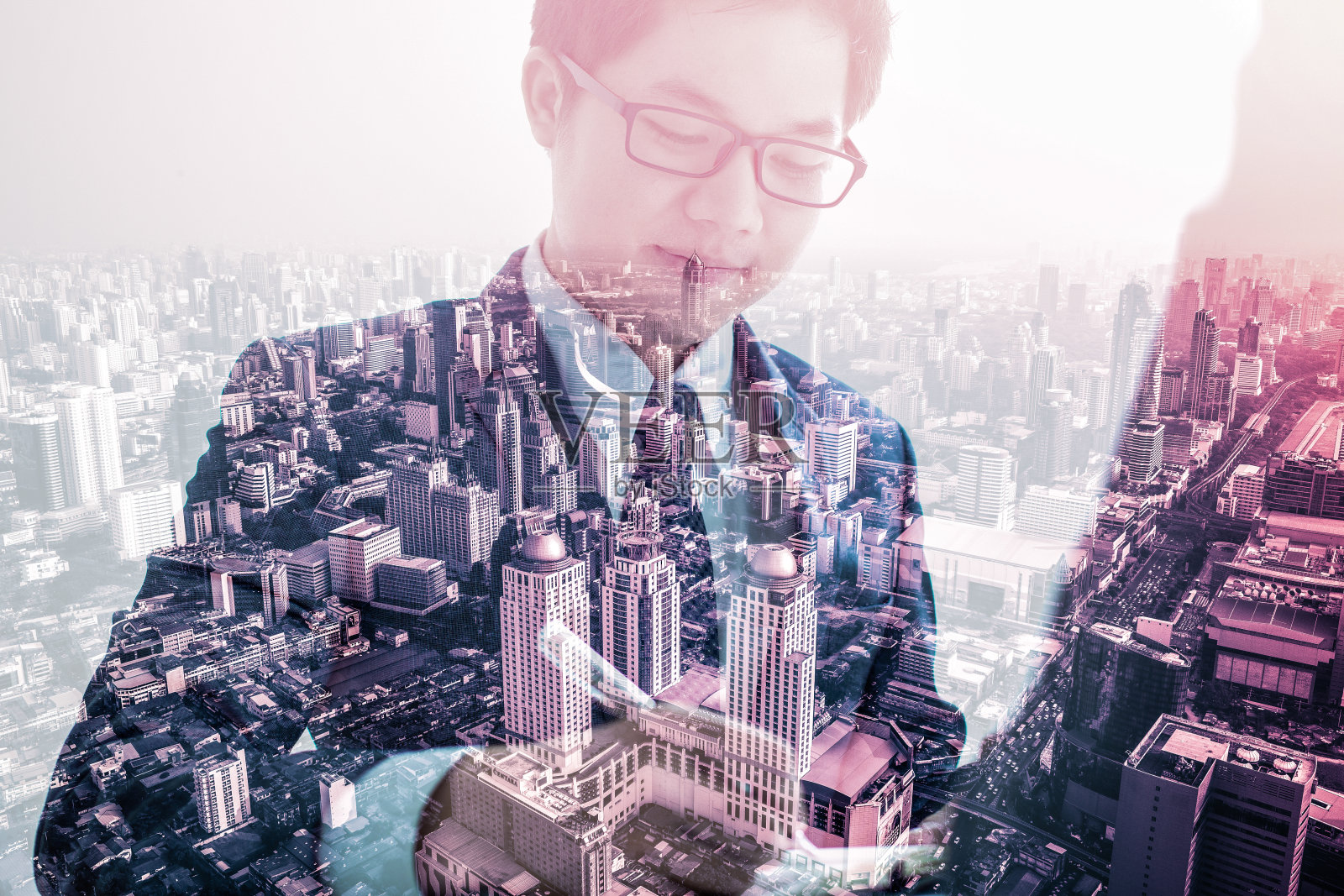 两名看报告的商人的双重曝光照片摄影图片