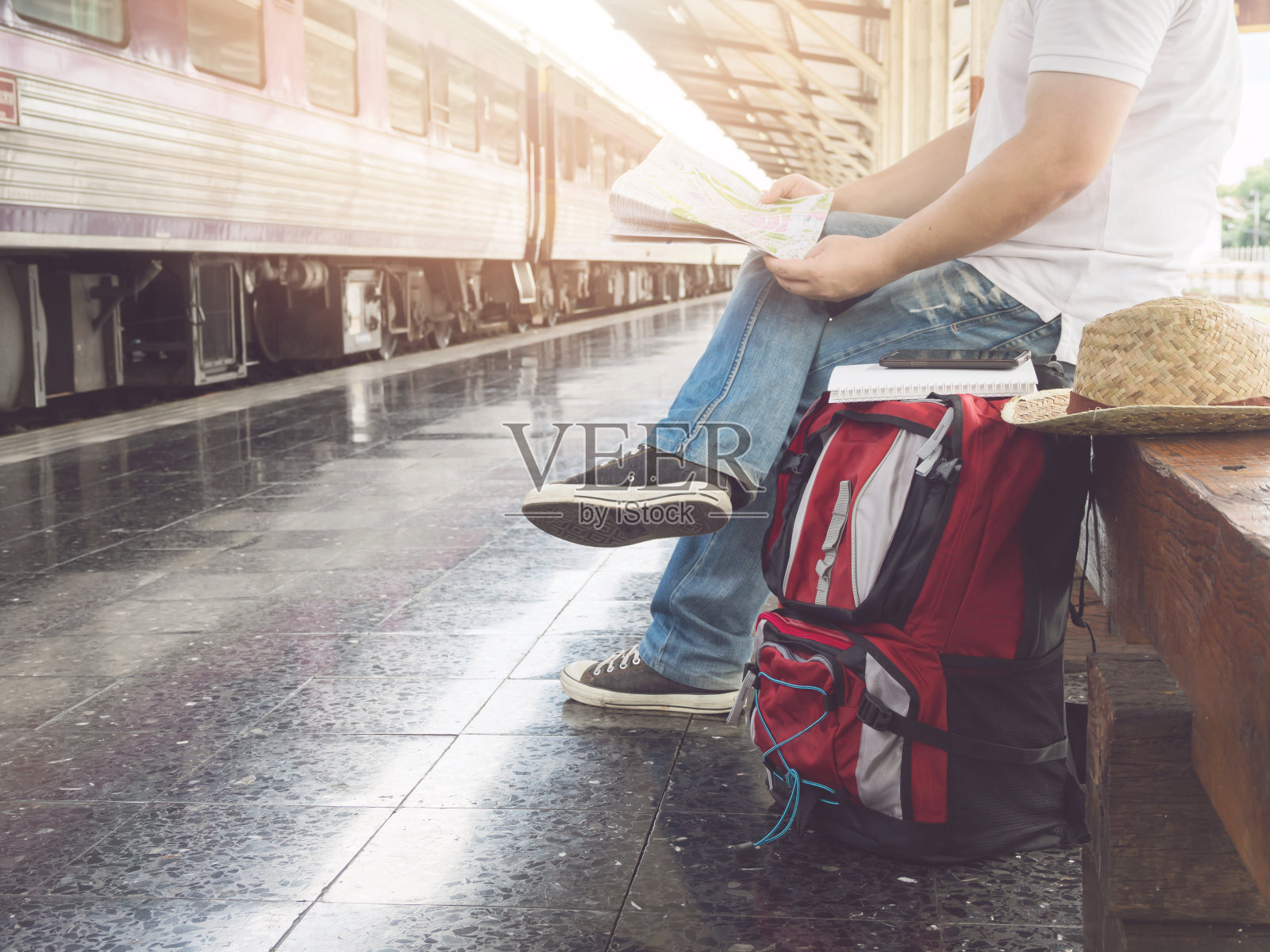 带着行李等着乘火车旅行的亚洲旅行者照片摄影图片