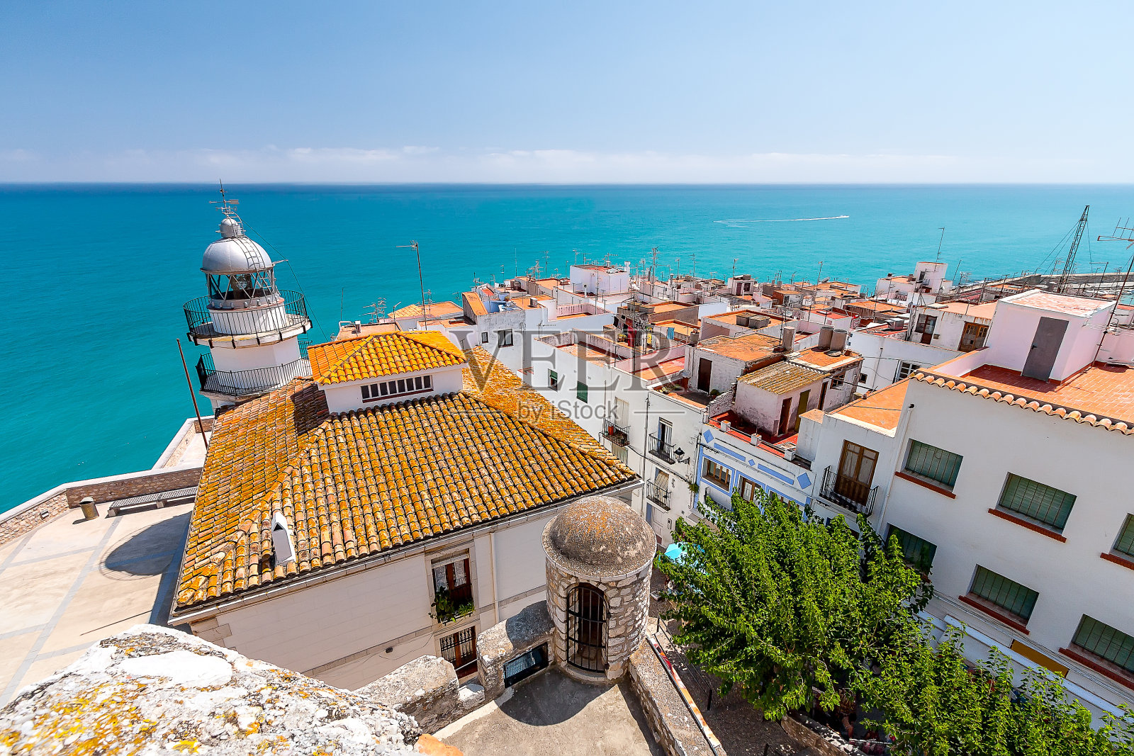 从高处俯瞰Peniscola和大海的全景。照片摄影图片