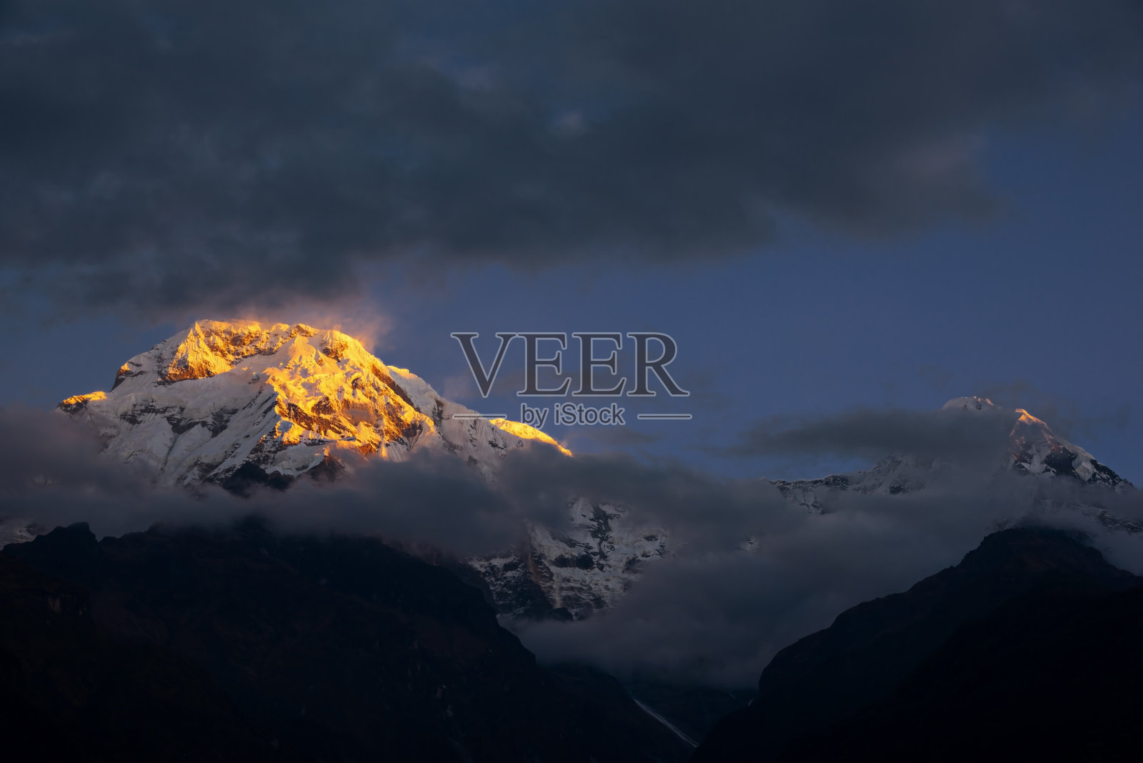 从尼泊尔chonrong看日出时的Annapurna III山。照片摄影图片