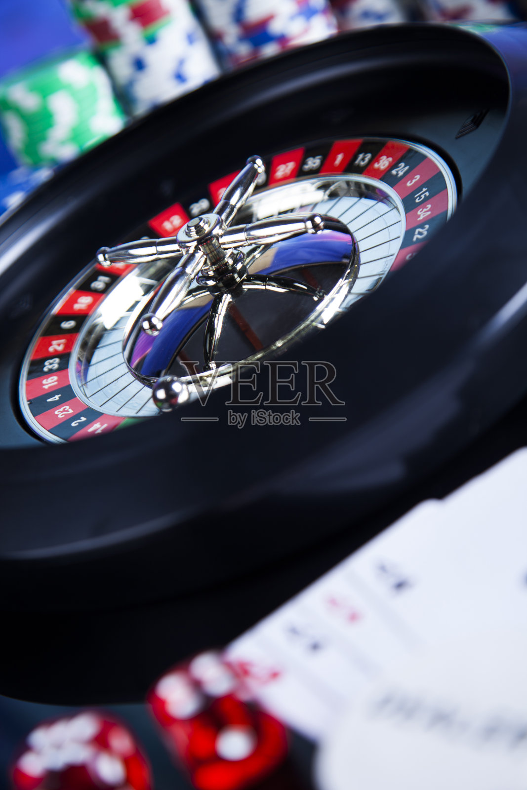 扑克筹码与赌场轮盘赌的游戏照片摄影图片