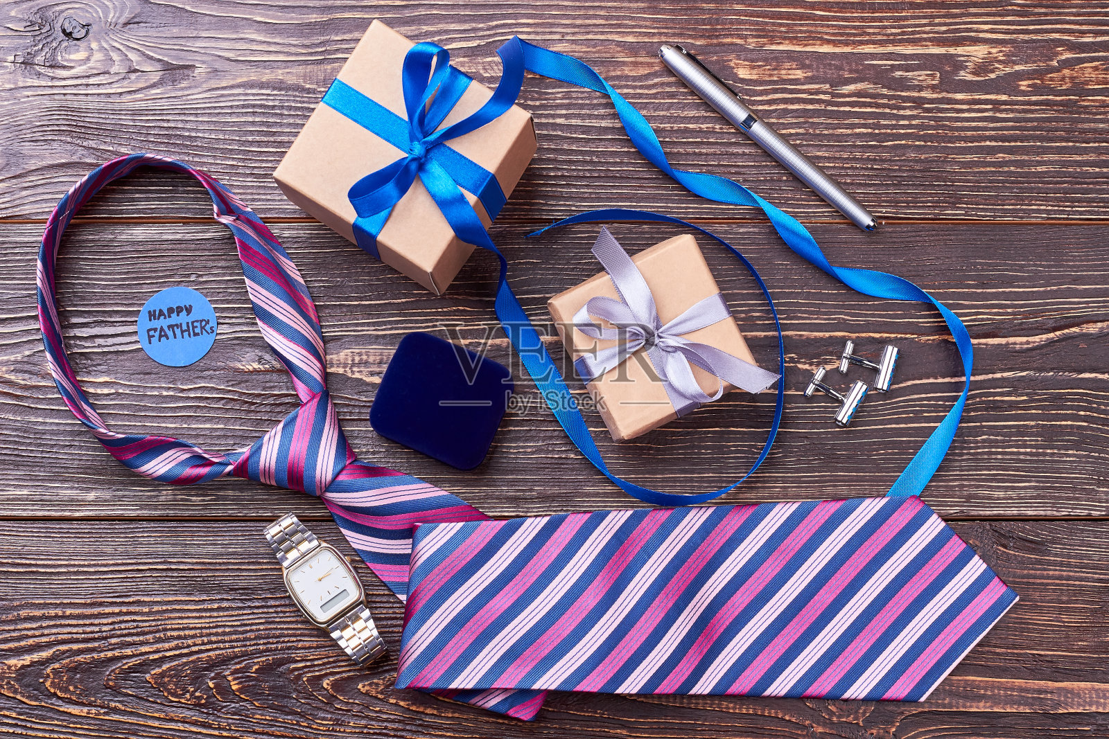 打领带，小心爸爸。照片摄影图片