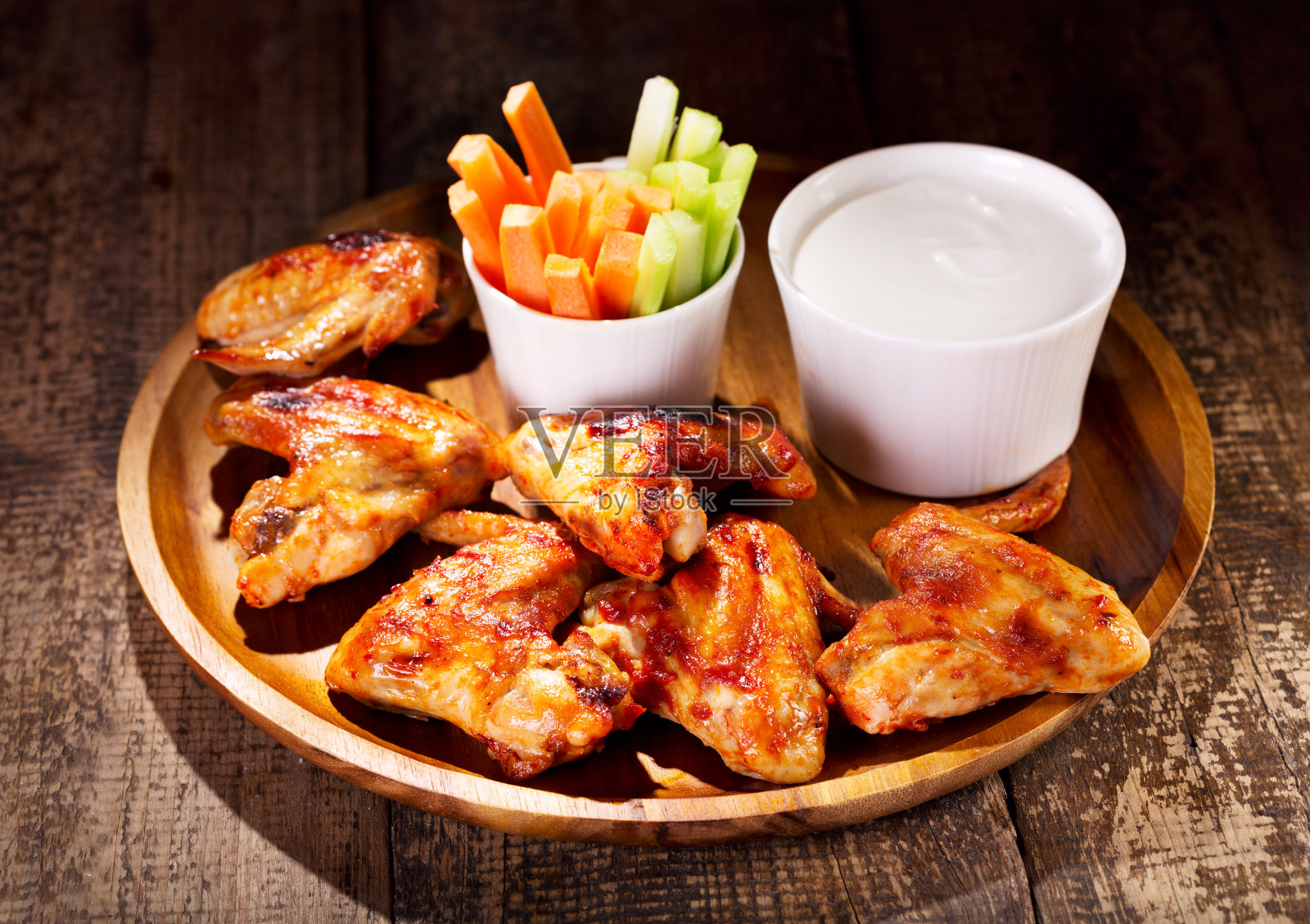 鸡翅配新鲜蔬菜和酱汁照片摄影图片