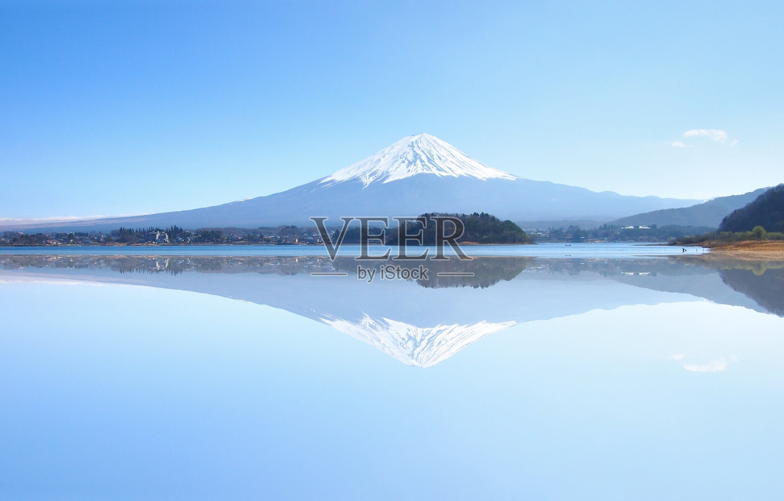 川口湖以富士山为背景反射照片摄影图片