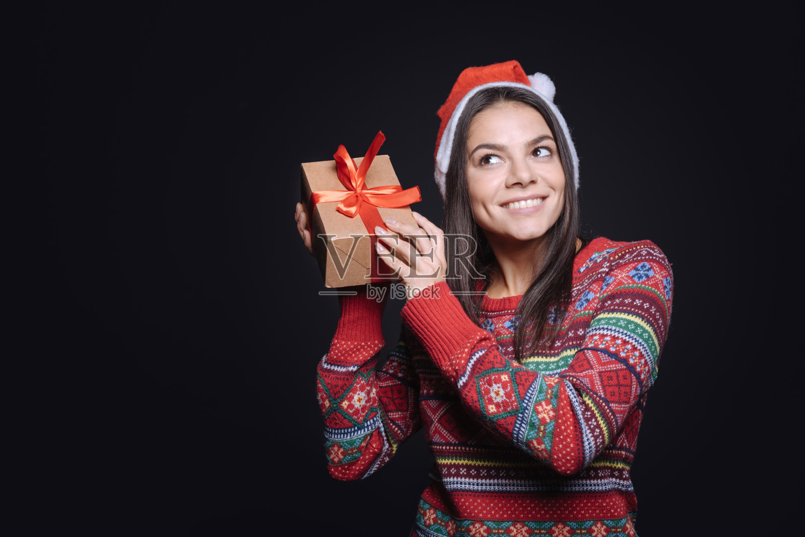 一个快乐的小女孩拿着装有礼物的盒子照片摄影图片