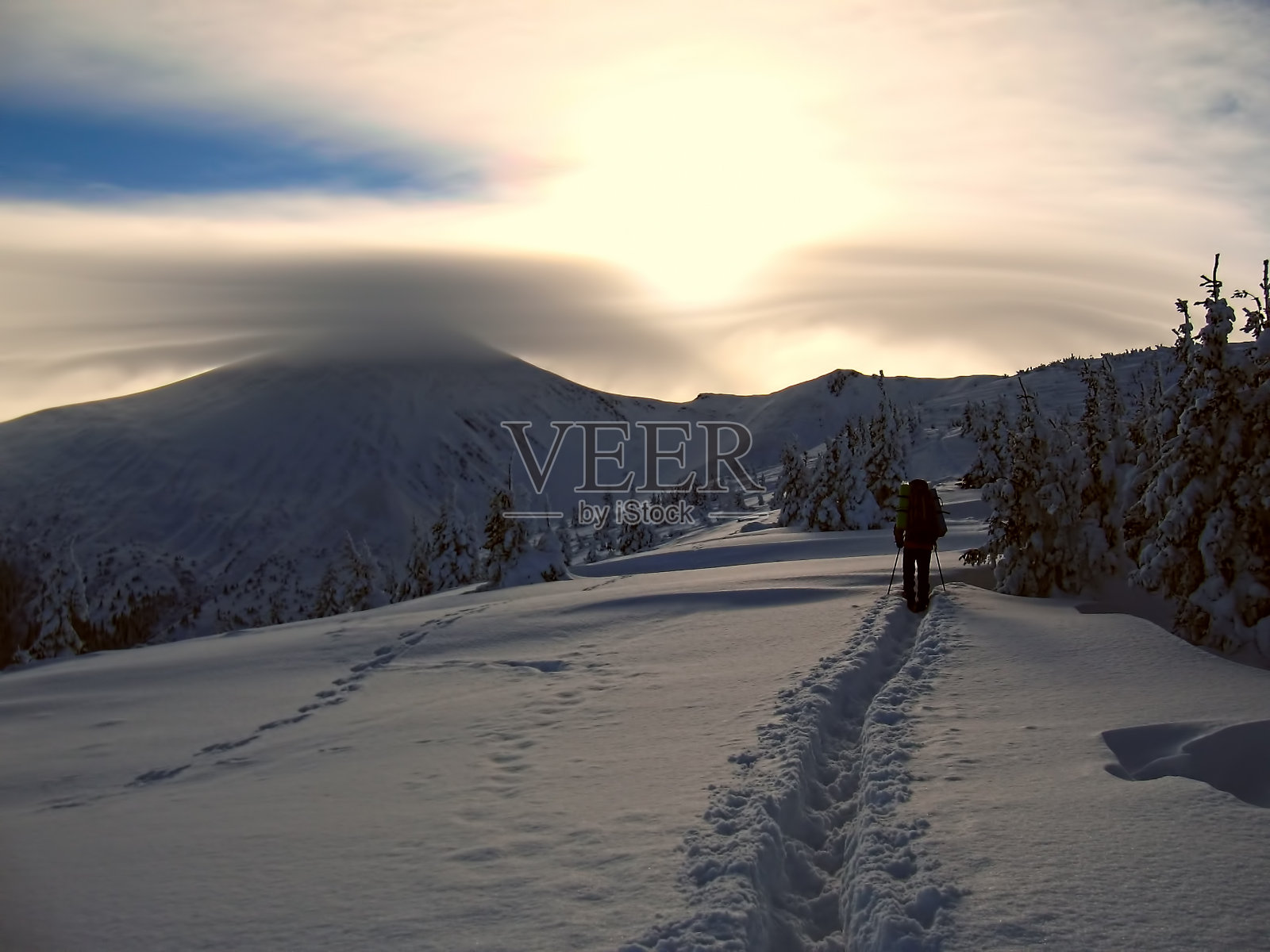 男人爬上了一座雪山照片摄影图片