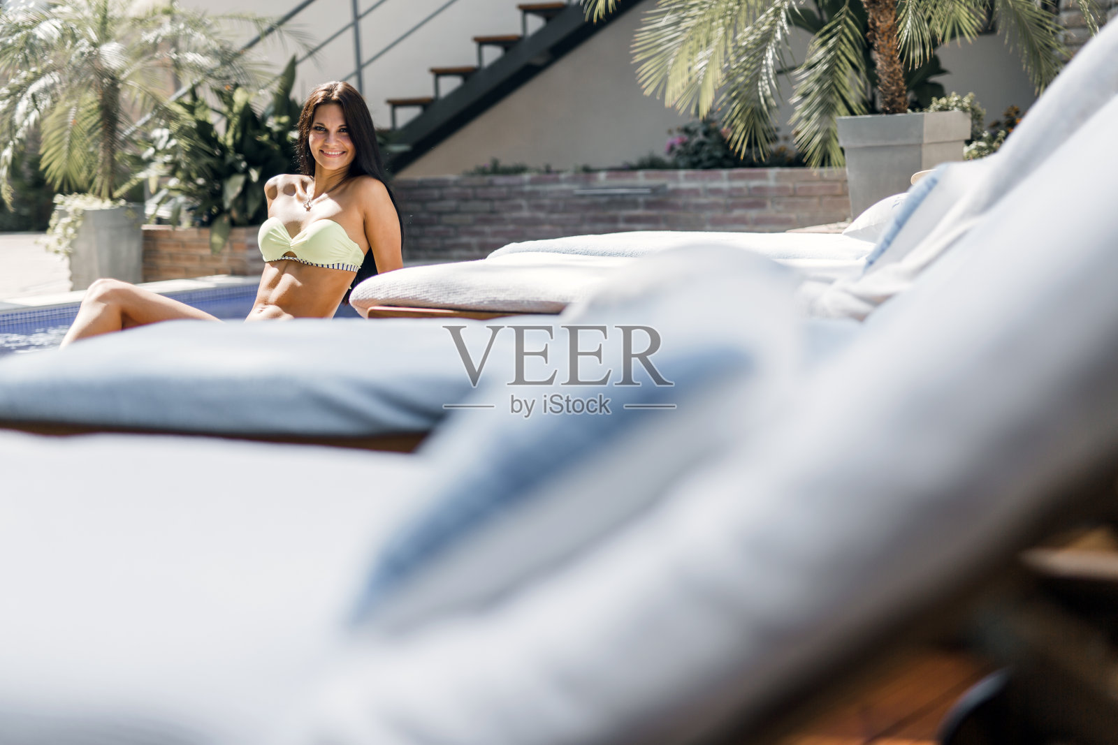 泳池边的美女在享受夏天照片摄影图片