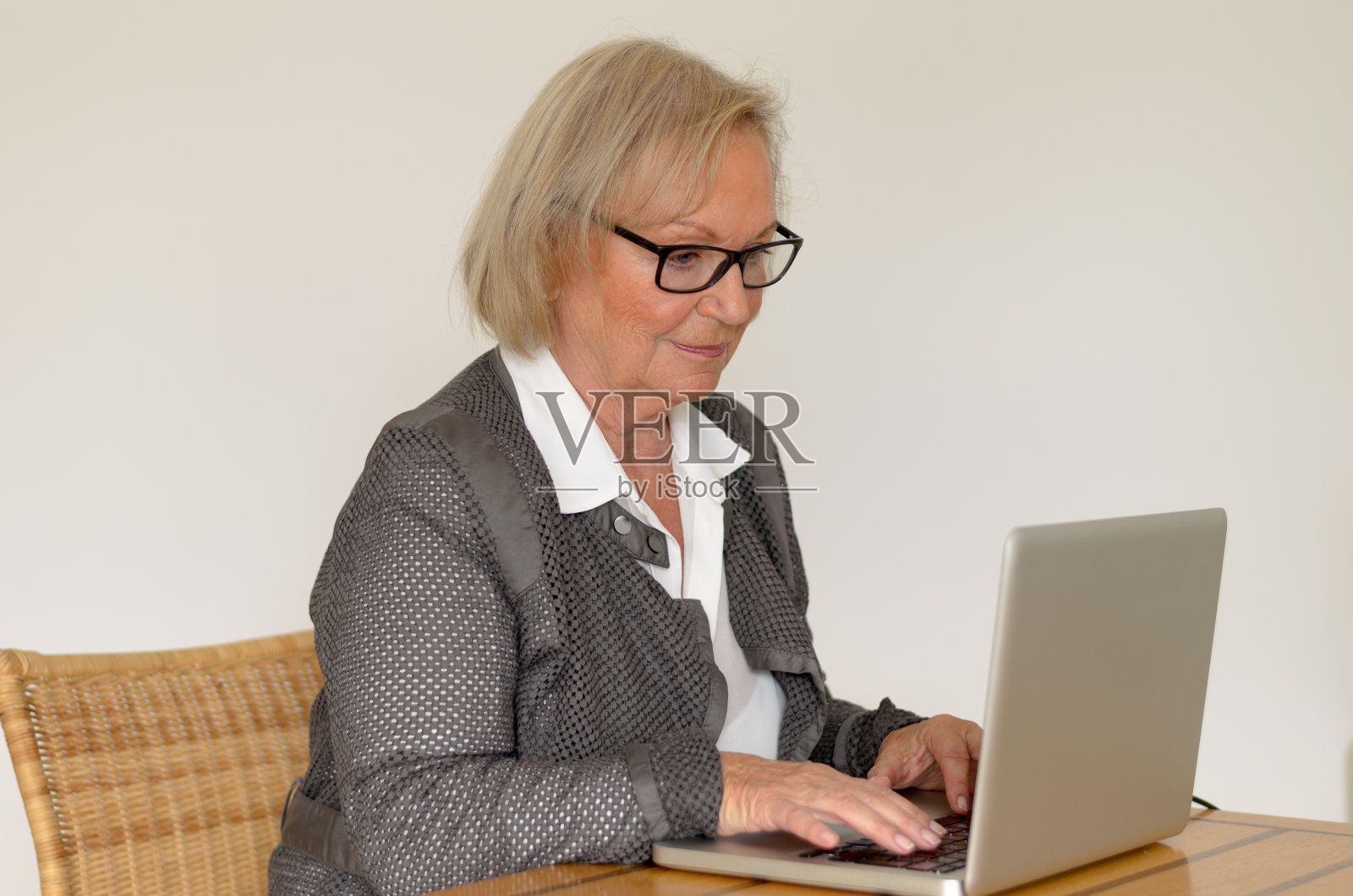 商界资深女性看笔记本电脑前的样子照片摄影图片