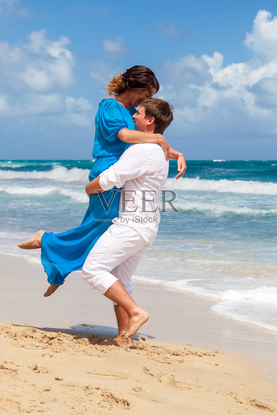 男孩牵着女孩的手。海洋海滩照片摄影图片