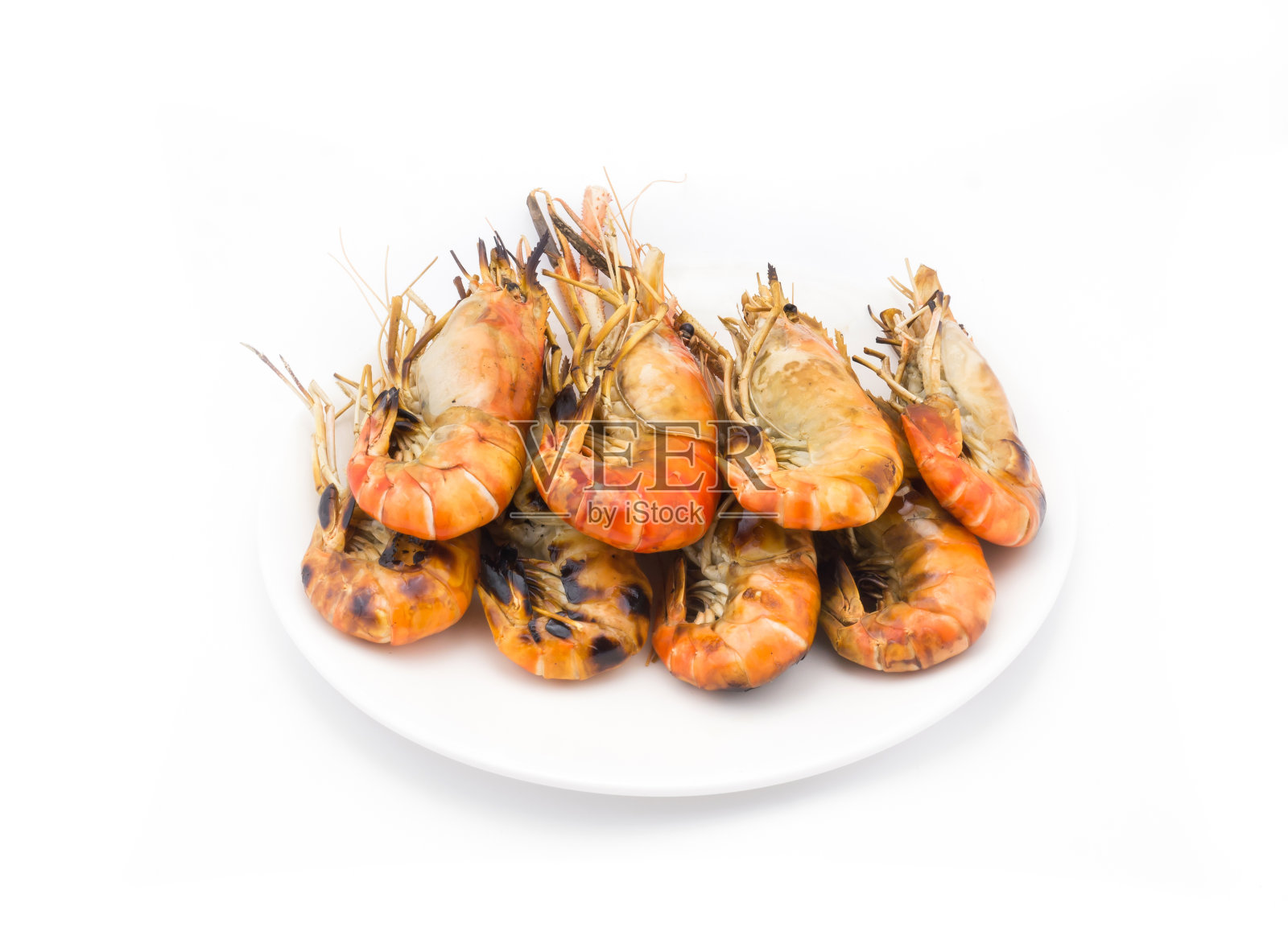 白色背景的白盘子上的烤虾。照片摄影图片