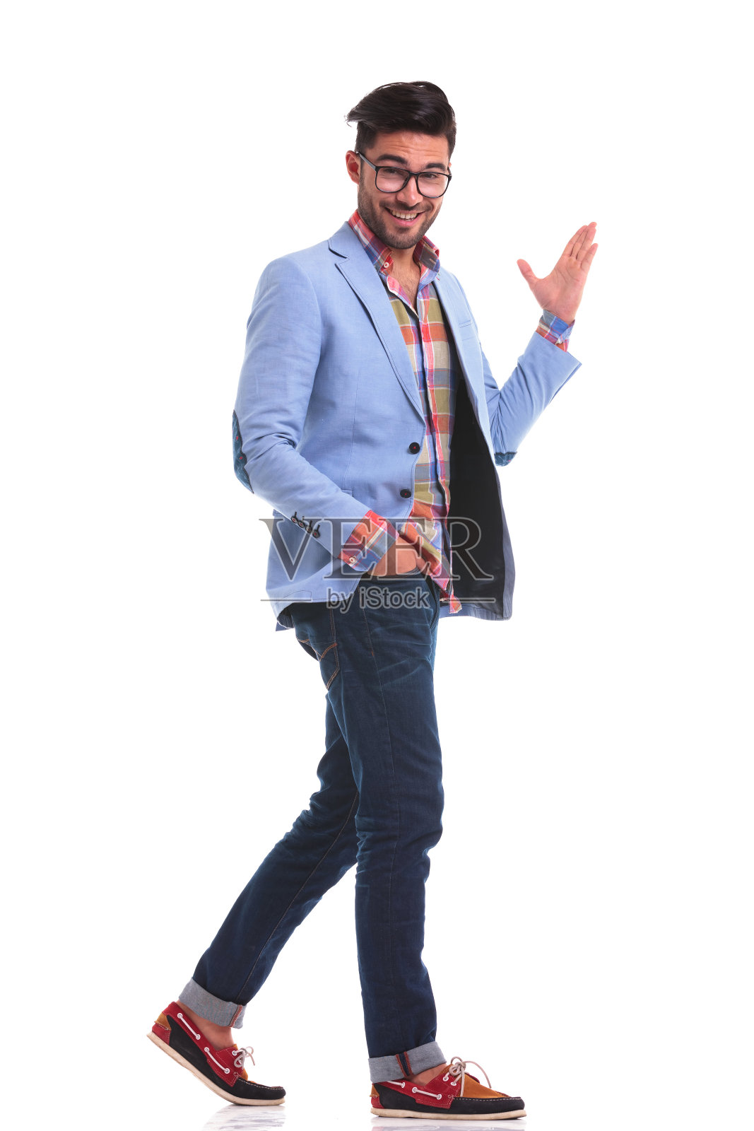 一个漫不经心的年轻人边走边展示着什么照片摄影图片