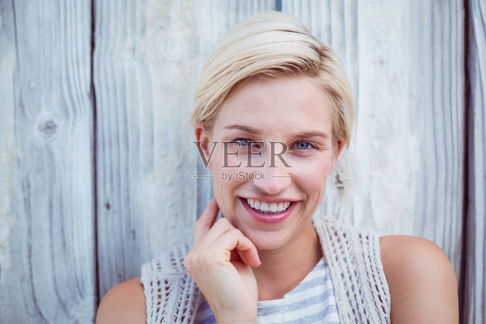 对着镜头微笑的金发美女照片摄影图片