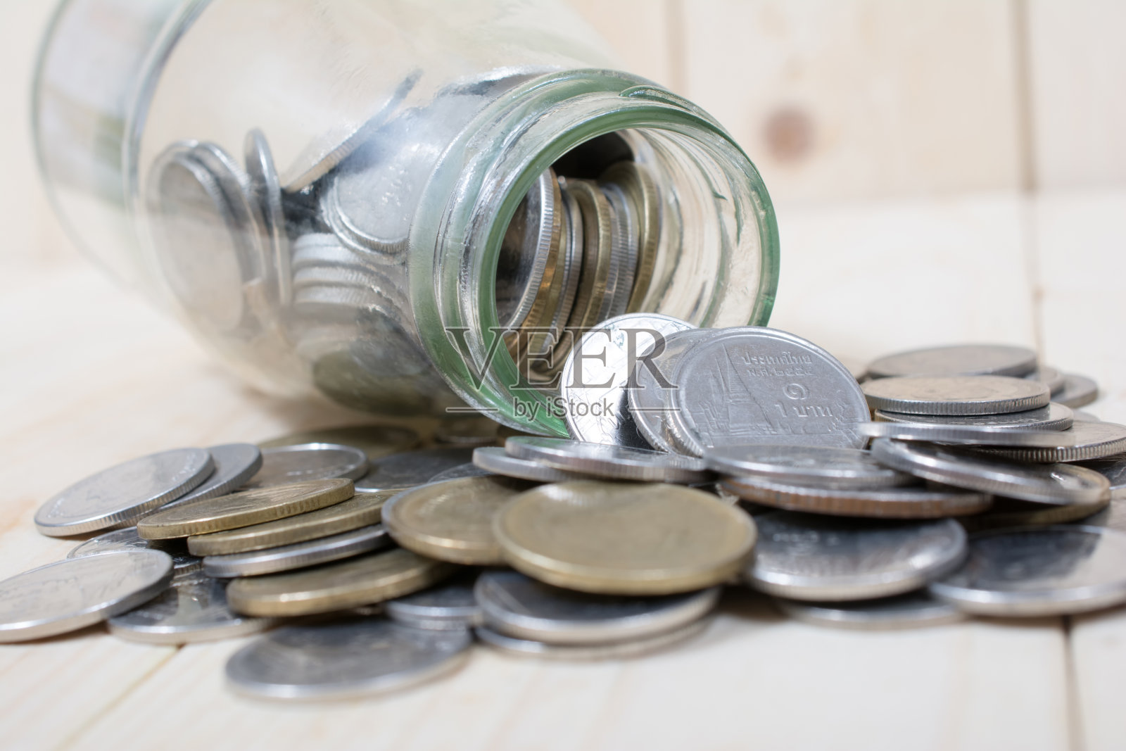 把钱存到瓶子里，以便将来投资照片摄影图片