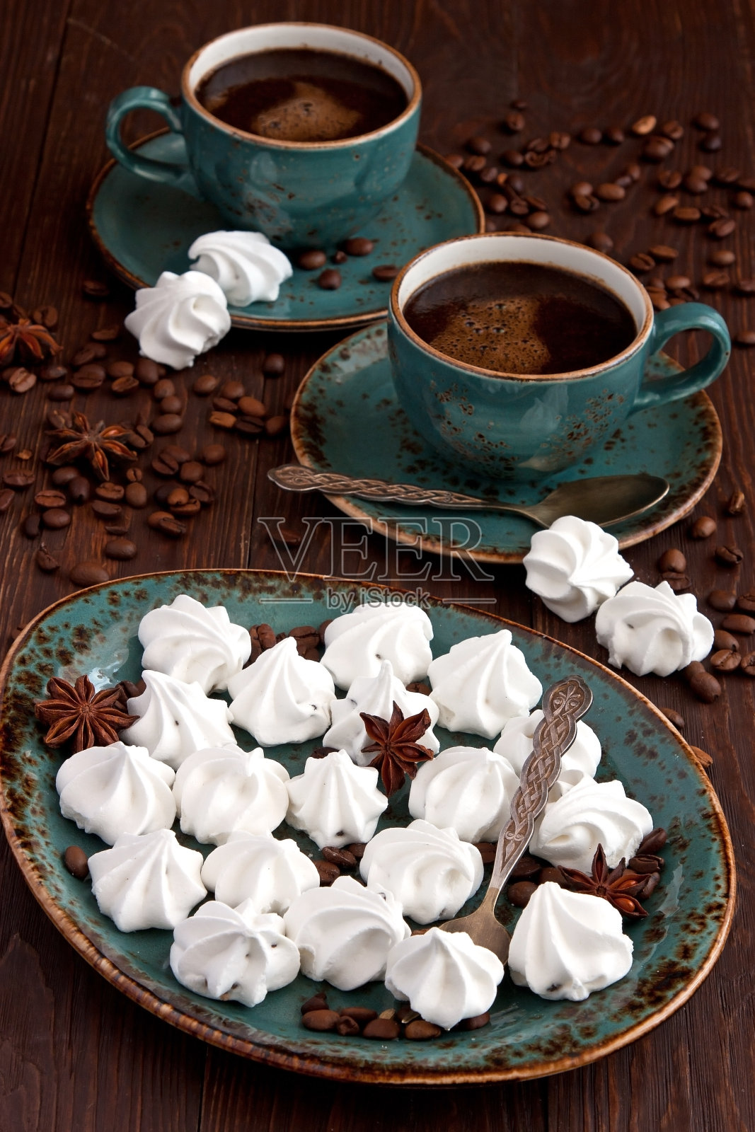 一杯咖啡和蛋白酥饼照片摄影图片