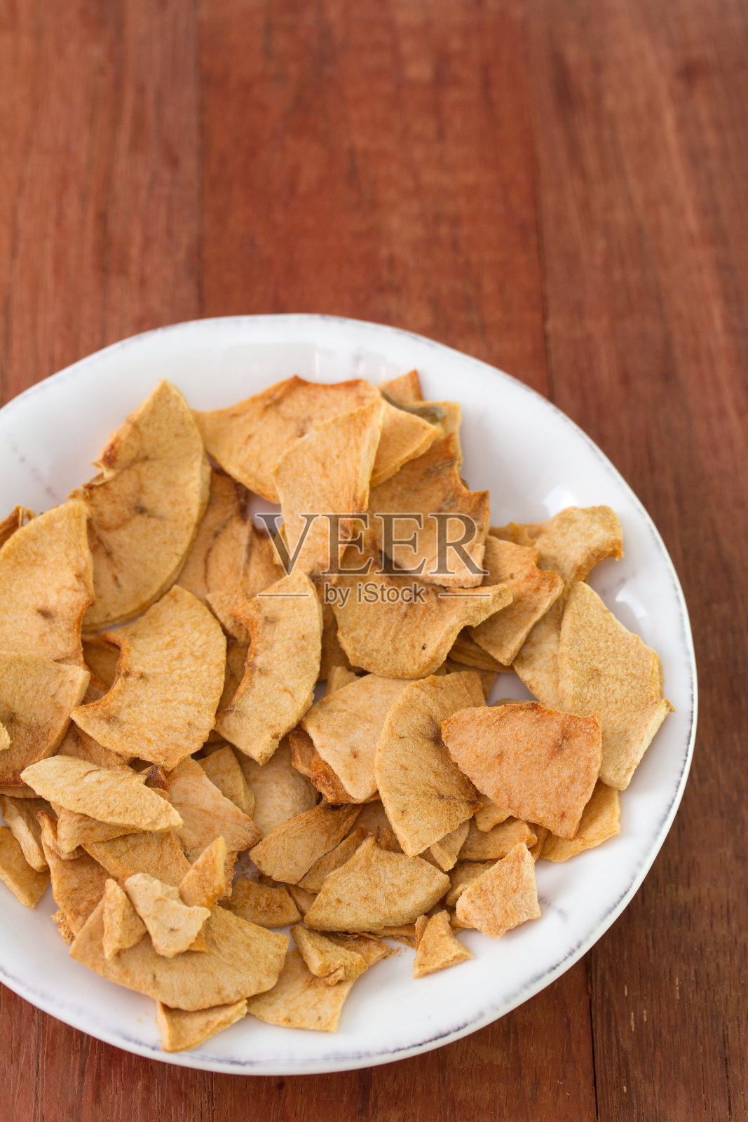 白盘子里的苹果干照片摄影图片