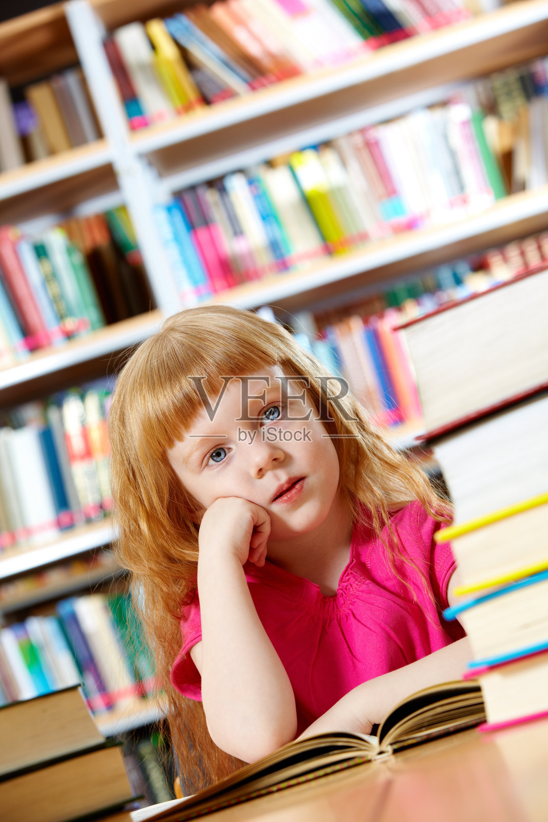 女孩在图书馆照片摄影图片