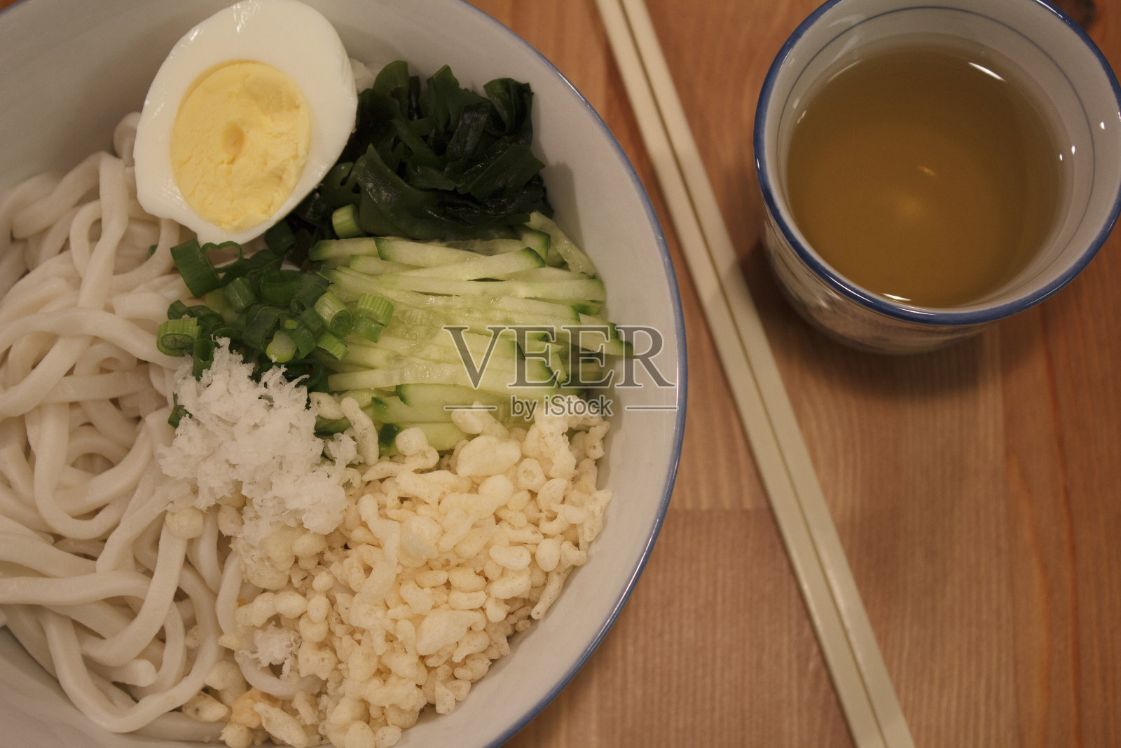 头顶上的冷Tanuki乌冬与绿茶照片摄影图片