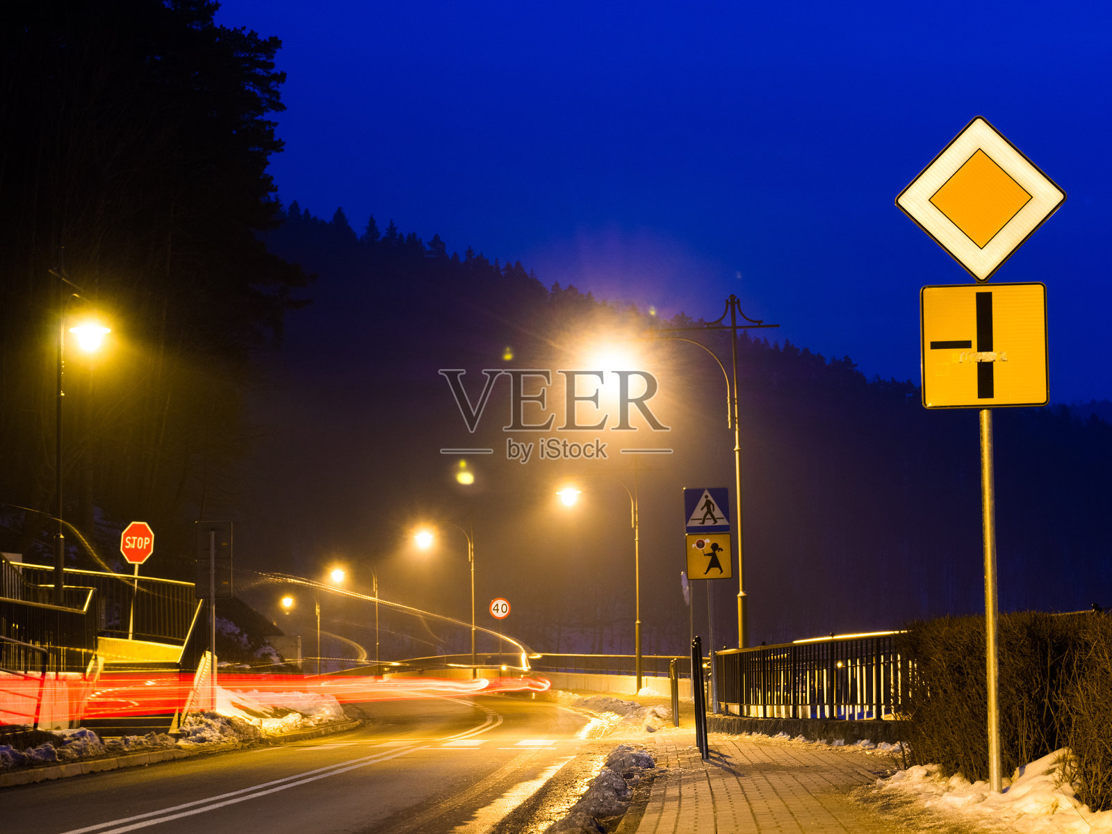 冬天夜晚的街道。Piwniczna-Zdroj,波兰。照片摄影图片