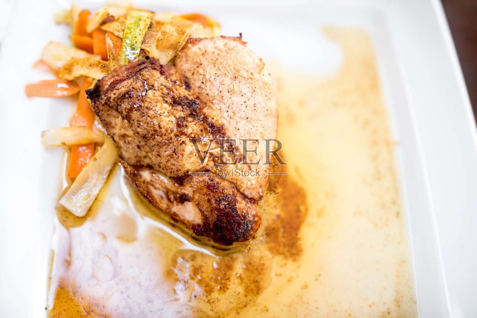 烤鸡胸肉配炒蔬菜照片摄影图片