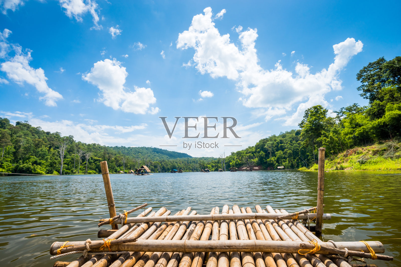 竹筏驶向湖面照片摄影图片