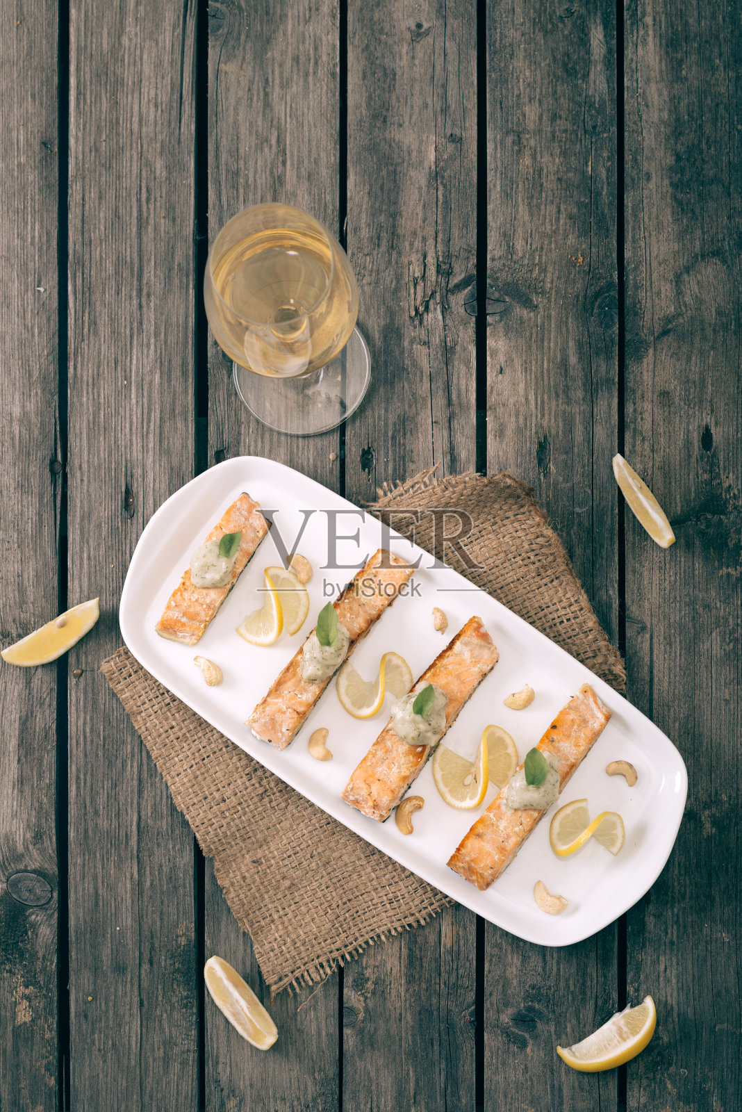 老式餐桌上的烟熏鲑鱼。照片摄影图片