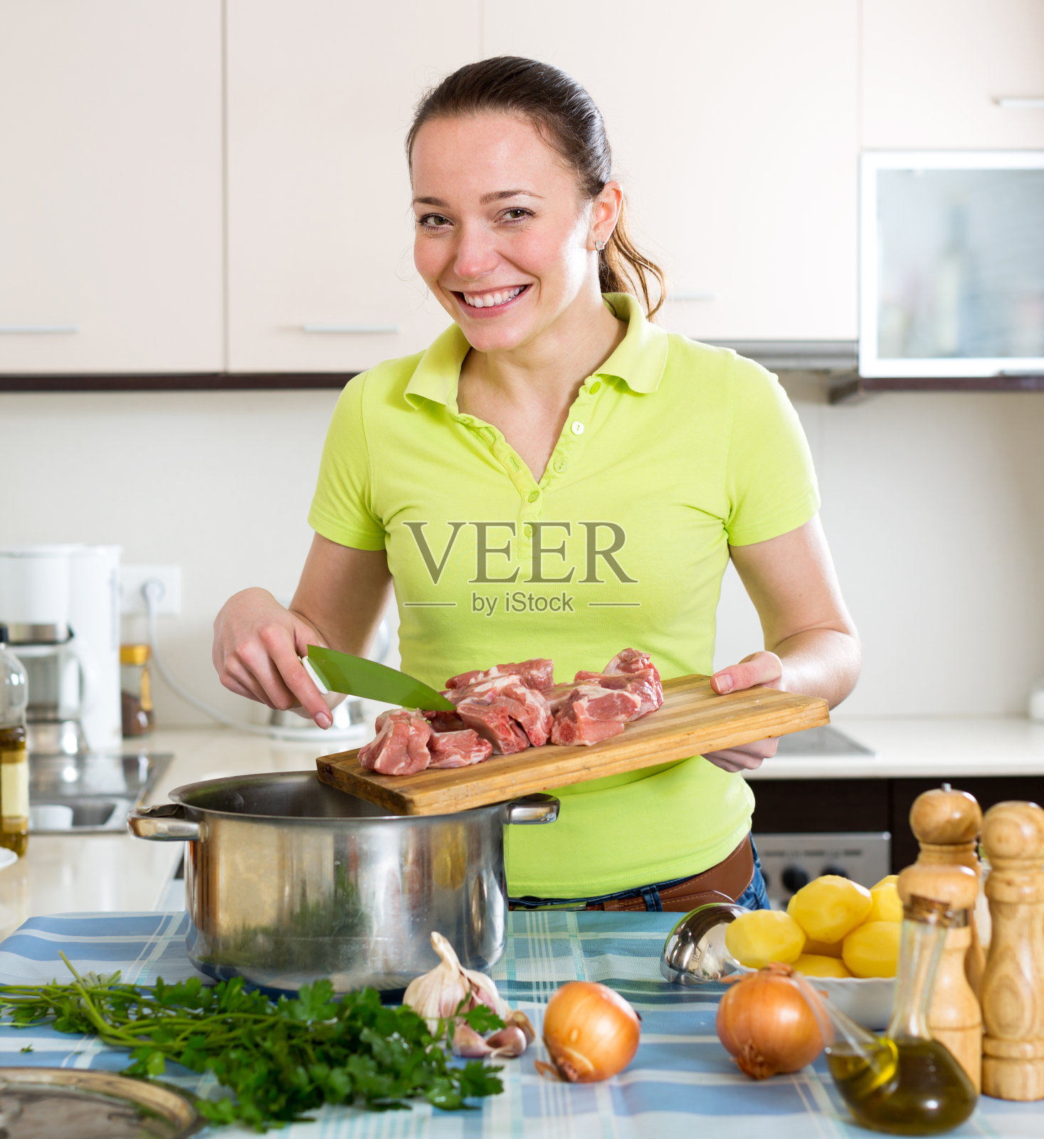 女孩正在准备炖牛肉照片摄影图片