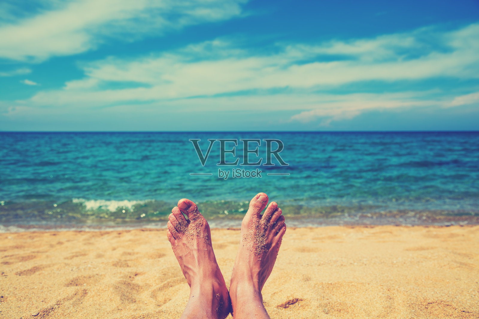 享受大海。注意力集中在脚上。照片摄影图片