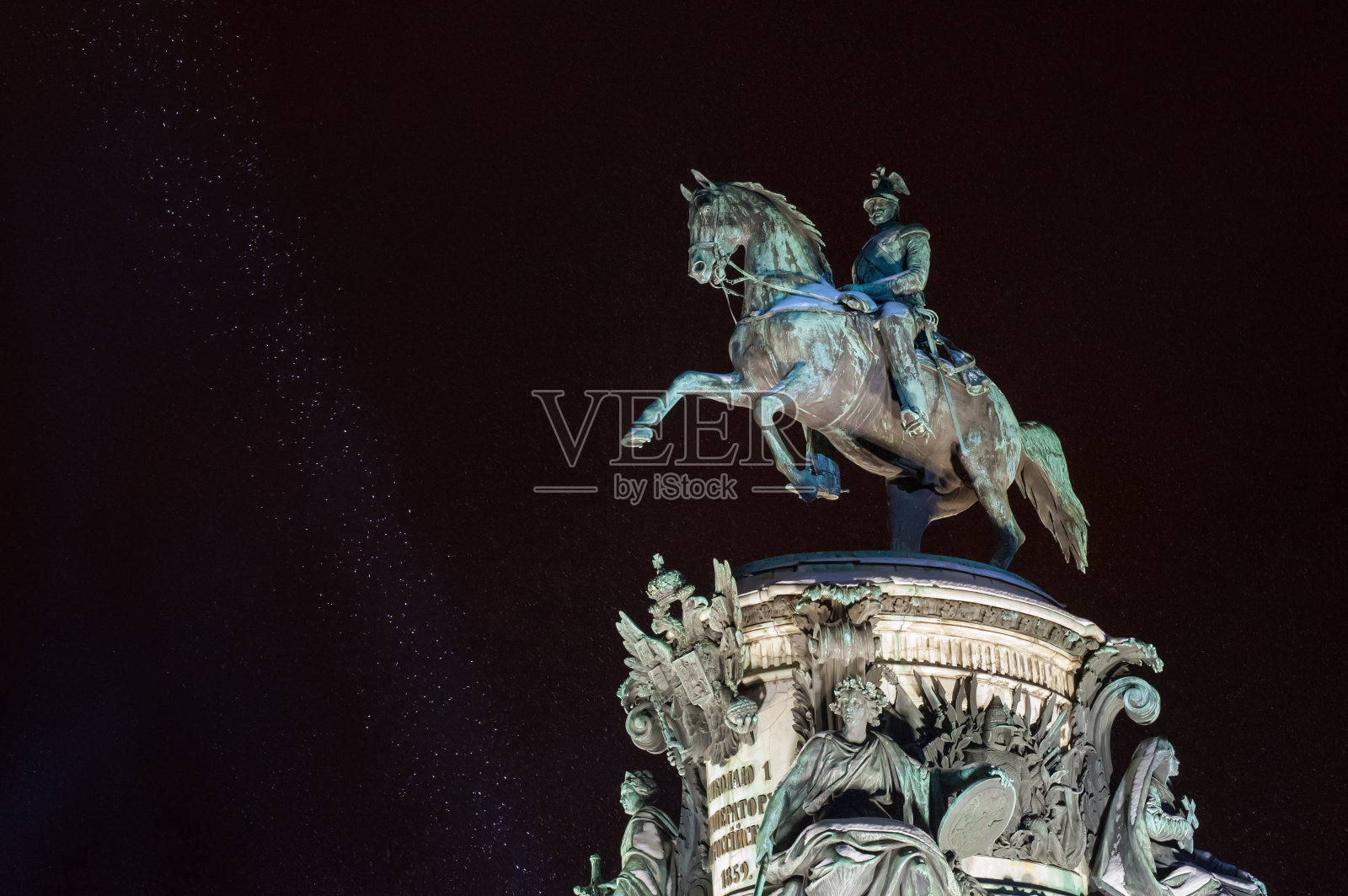 尼古拉一世纪念碑在雪夜。圣彼得堡照片摄影图片