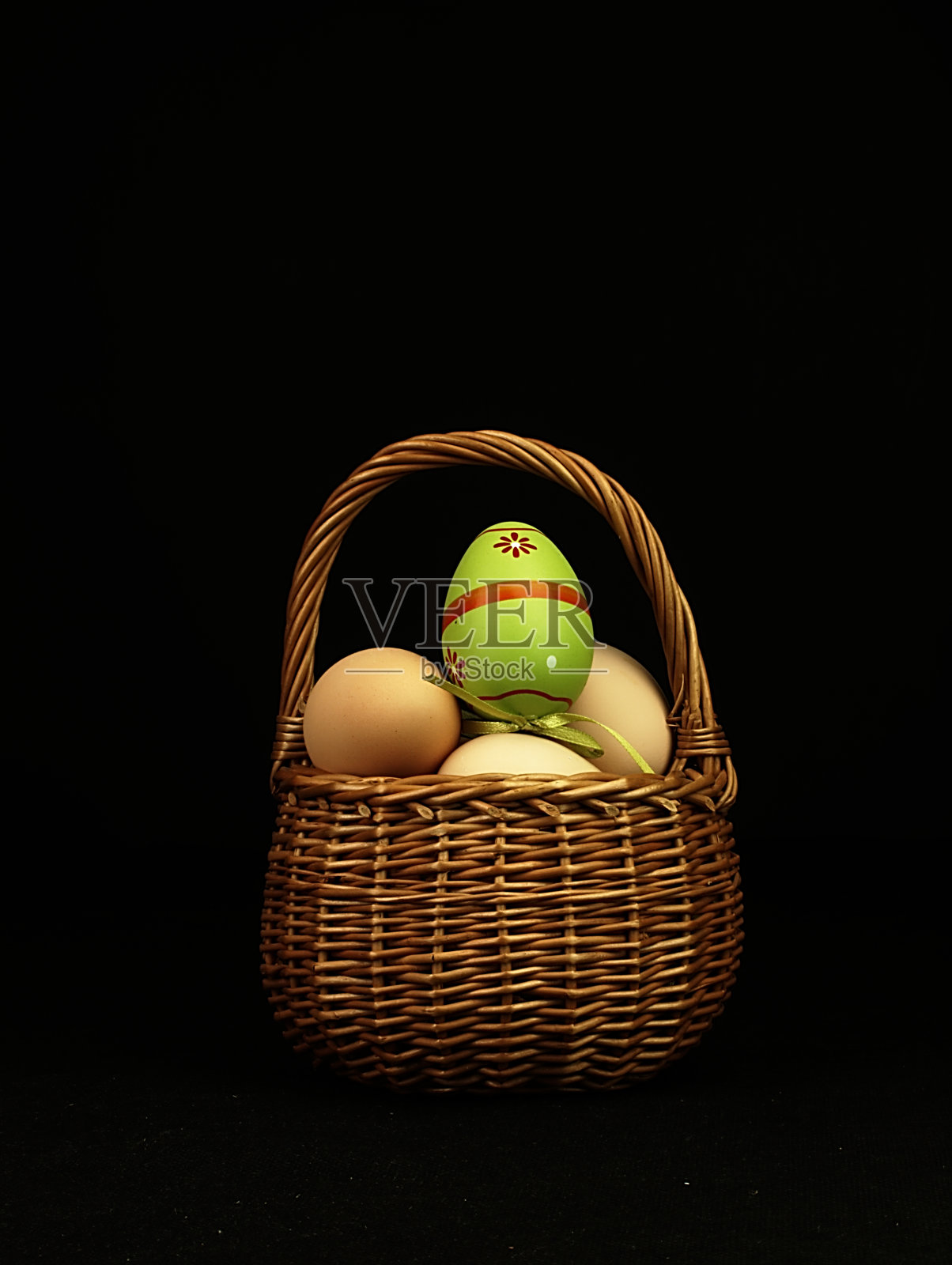 五彩缤纷的复活节彩蛋陪伴着平凡的彩蛋。照片摄影图片