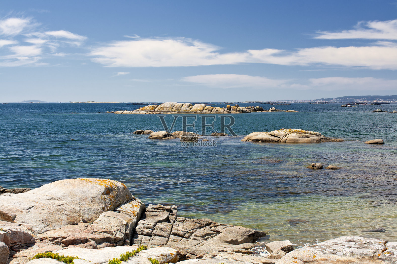 海岸上的岩石小岛照片摄影图片