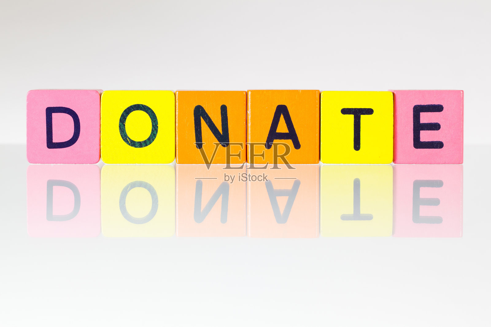 捐赠-从儿童积木题词照片摄影图片