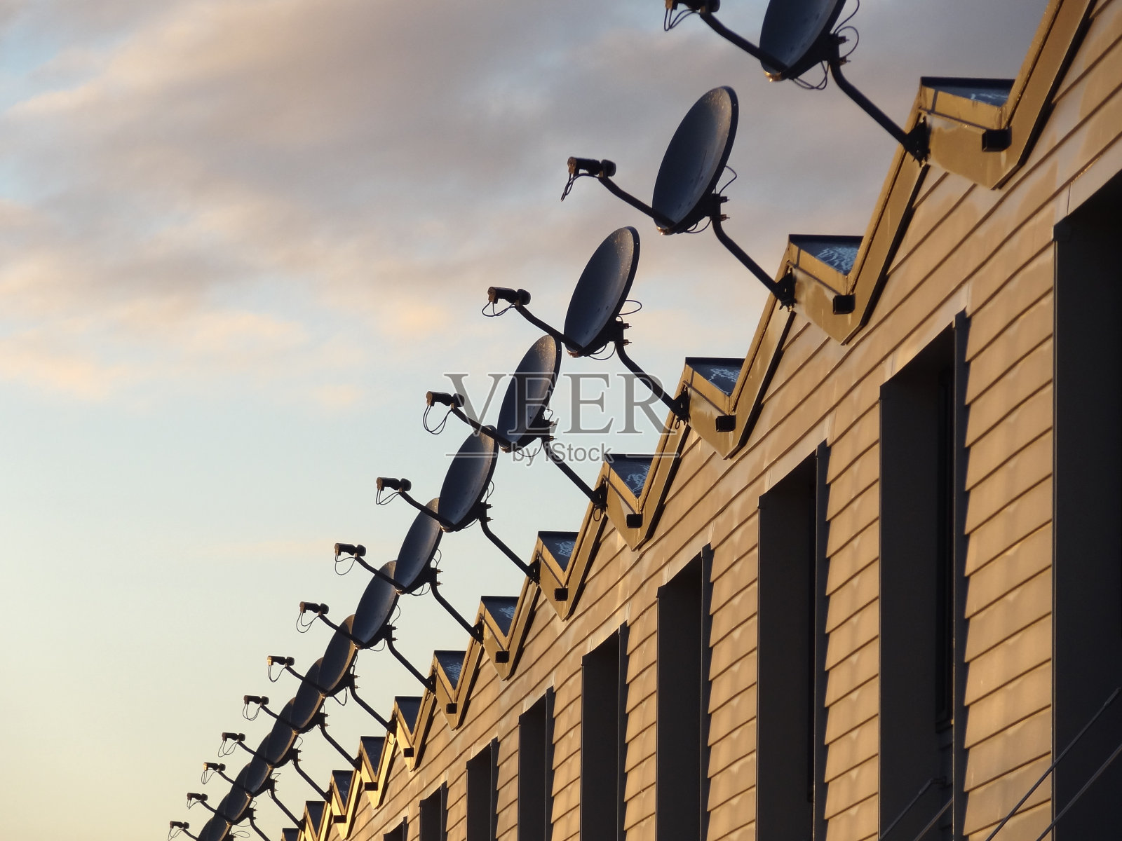 建筑物上抛物线形接收盘排照片摄影图片