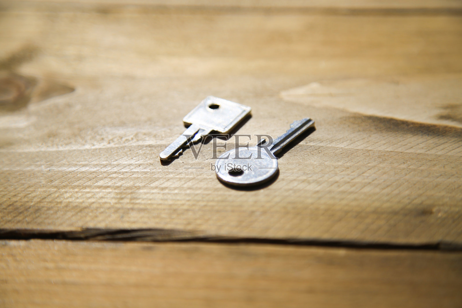 木制背景上的按键照片摄影图片