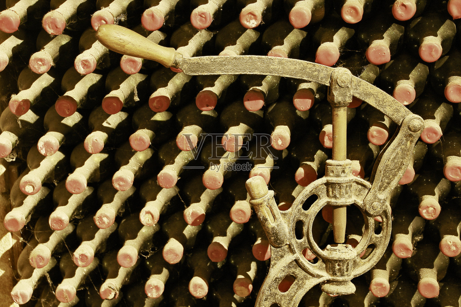 酒窖里塞了软木塞的葡萄酒照片摄影图片