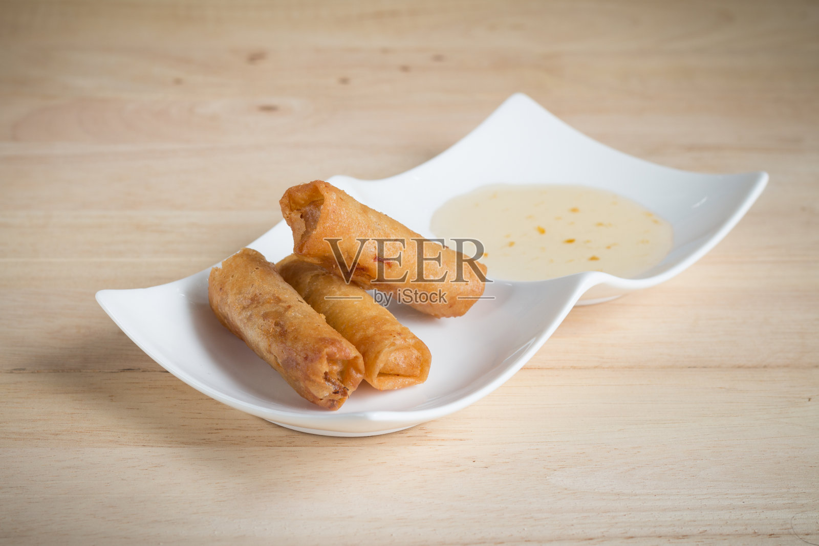 甜汁猪肉油炸春卷照片摄影图片