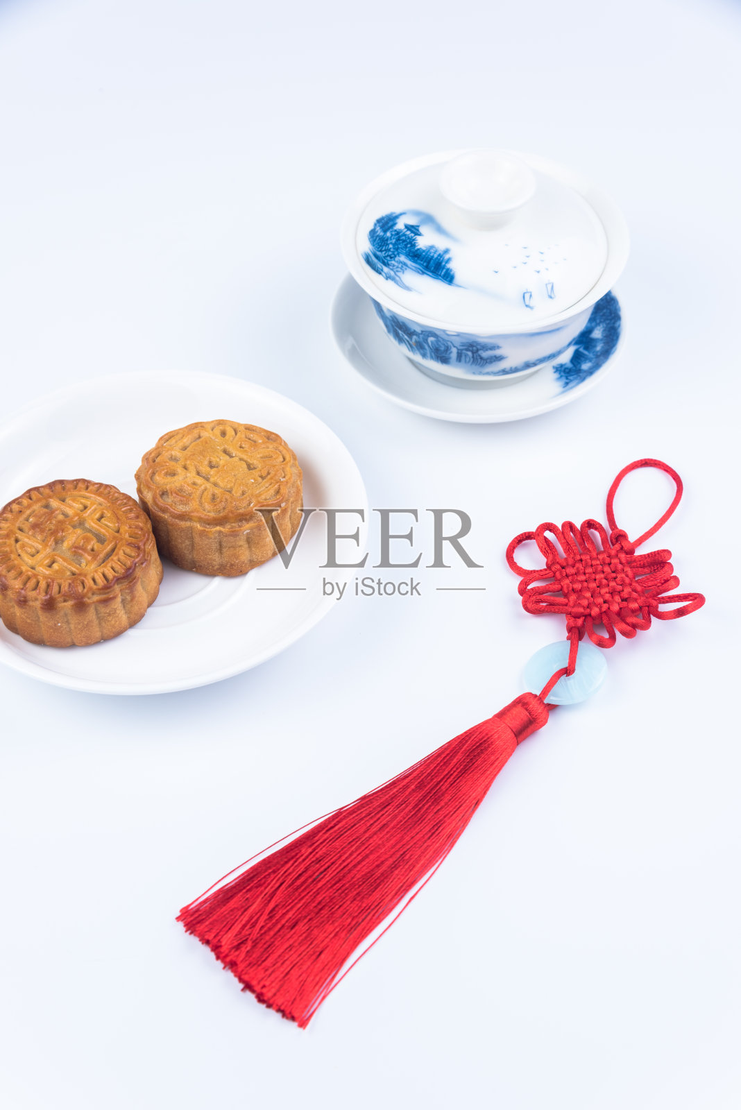 月饼和中国结摆放在茶具上照片摄影图片