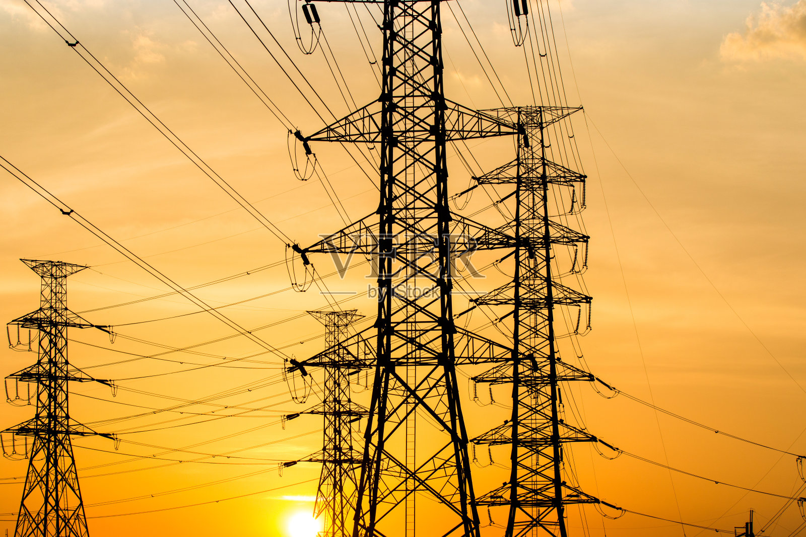 高电压。高压塔天空背景照片摄影图片