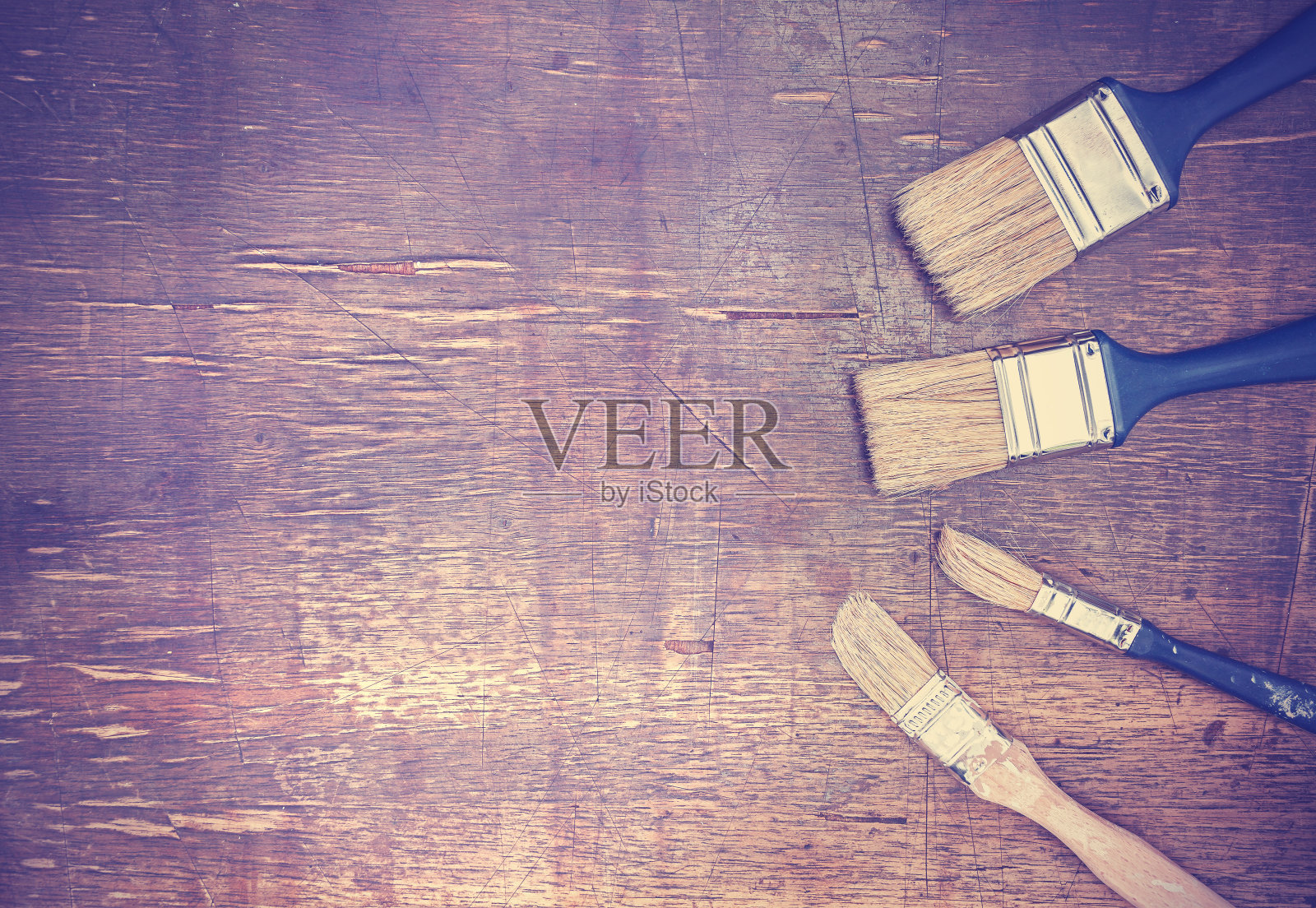 旧木桌上的画笔，文字空间。照片摄影图片