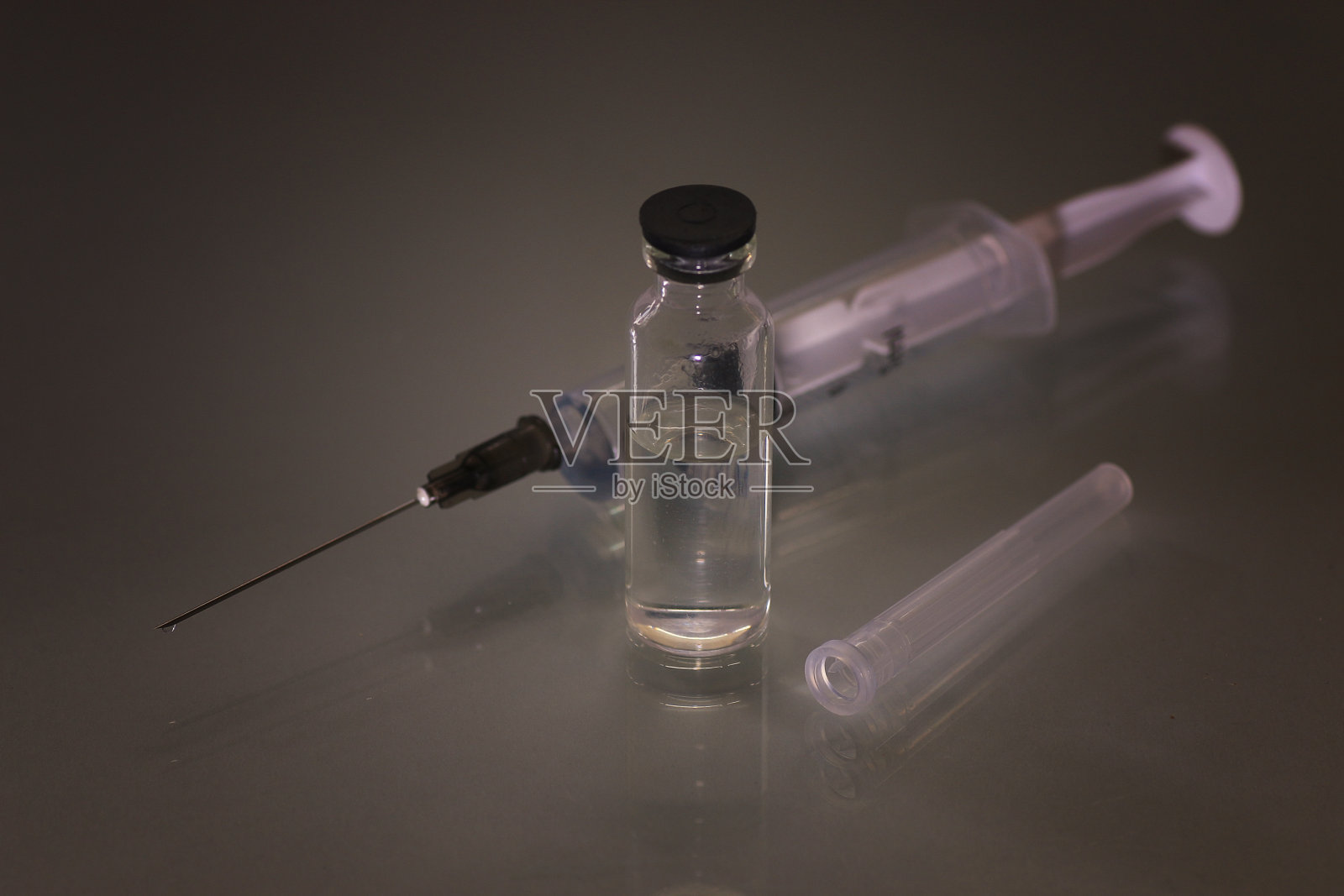 注射器和注射液照片摄影图片