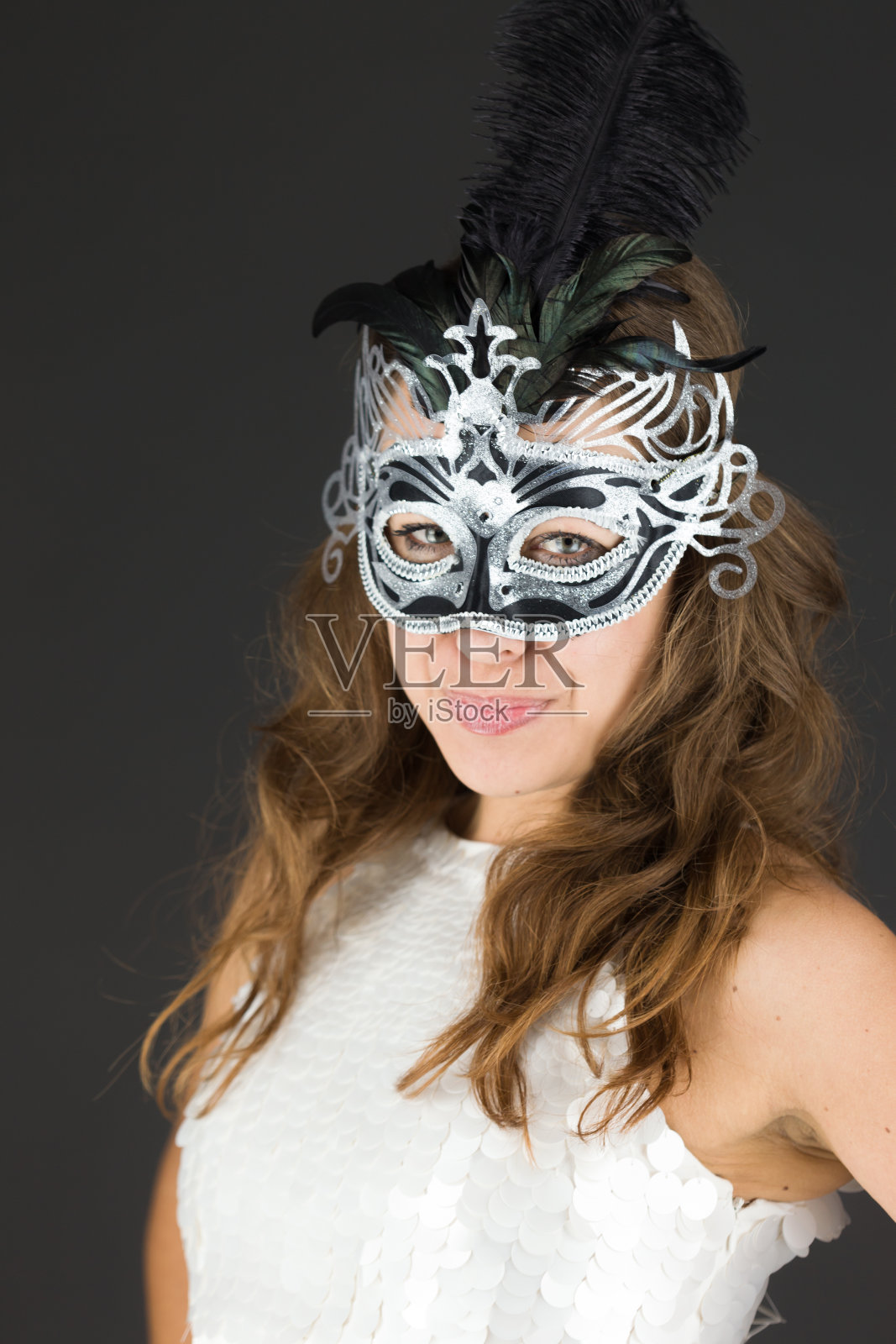 模特孤立在朴素的背景骄傲自信的手在臀部照片摄影图片