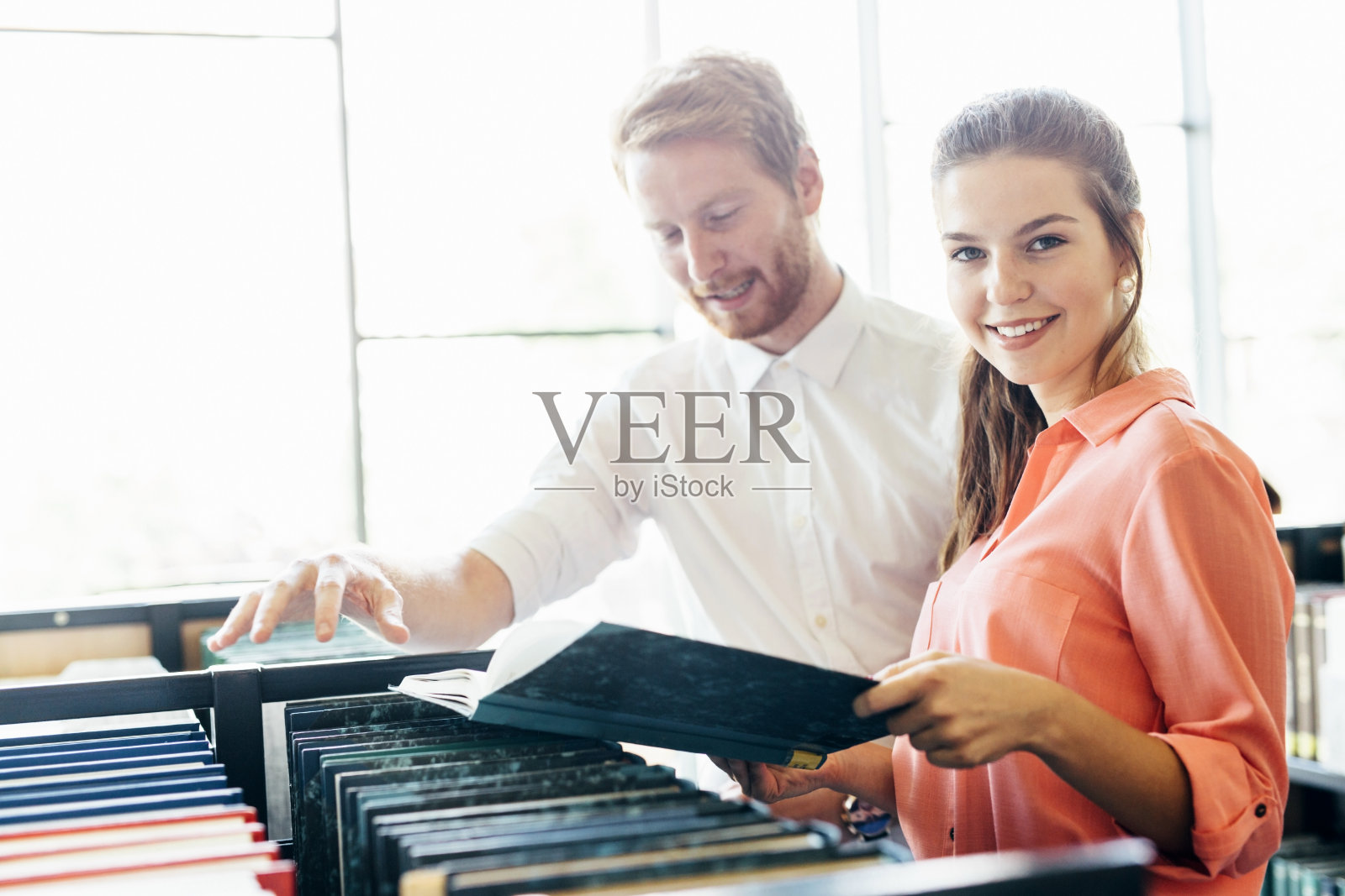 两个学生在图书馆看书和学习照片摄影图片