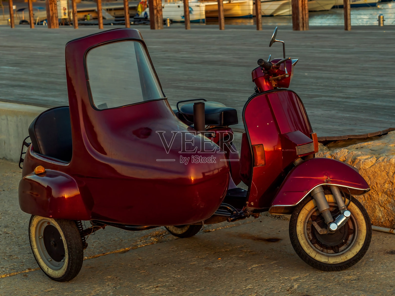 闪光的红色意大利滑板车与边车照片摄影图片