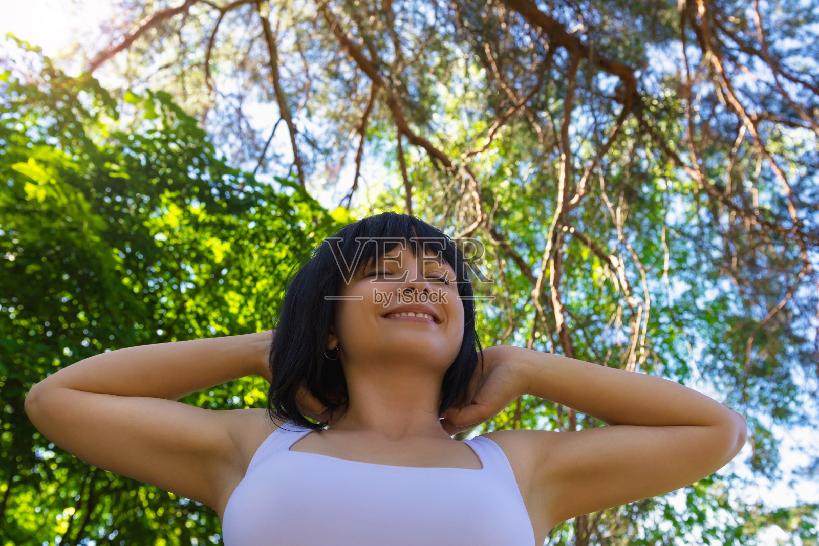 一个美丽的年轻快乐的女人在自然界的肖像照片摄影图片