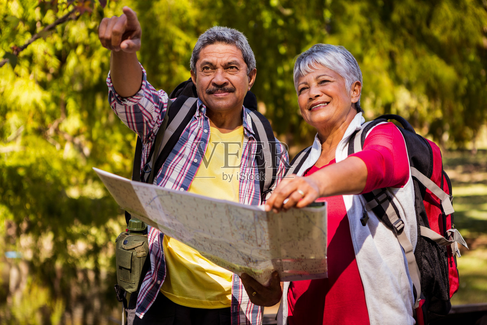 徒步旅行者指了指路照片摄影图片