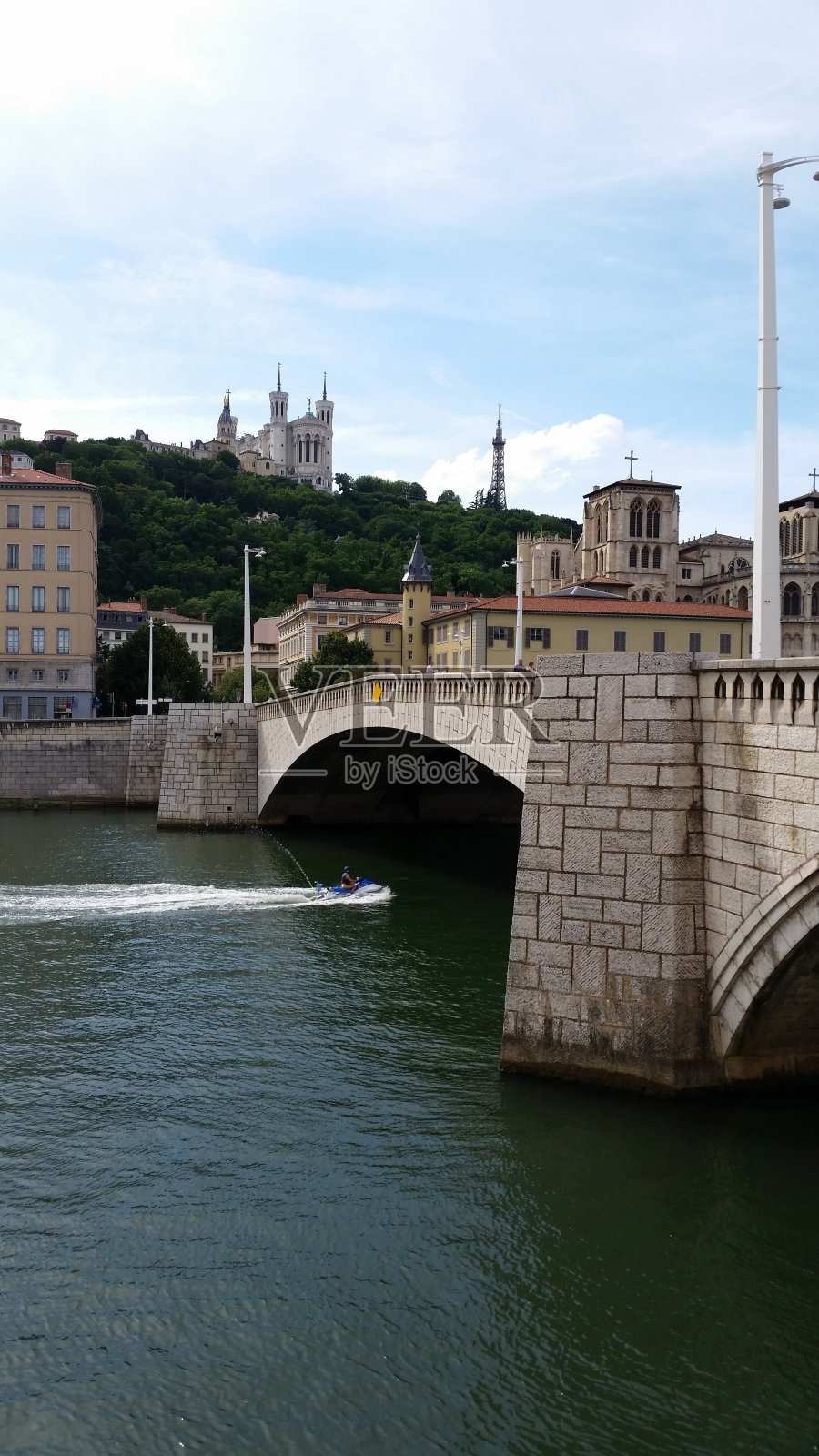 里昂波拿巴大桥下的水上摩托照片摄影图片