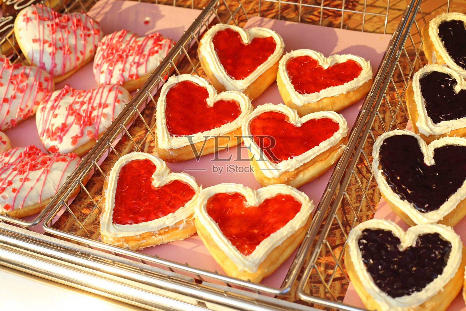 有很多心形甜甜圈照片摄影图片