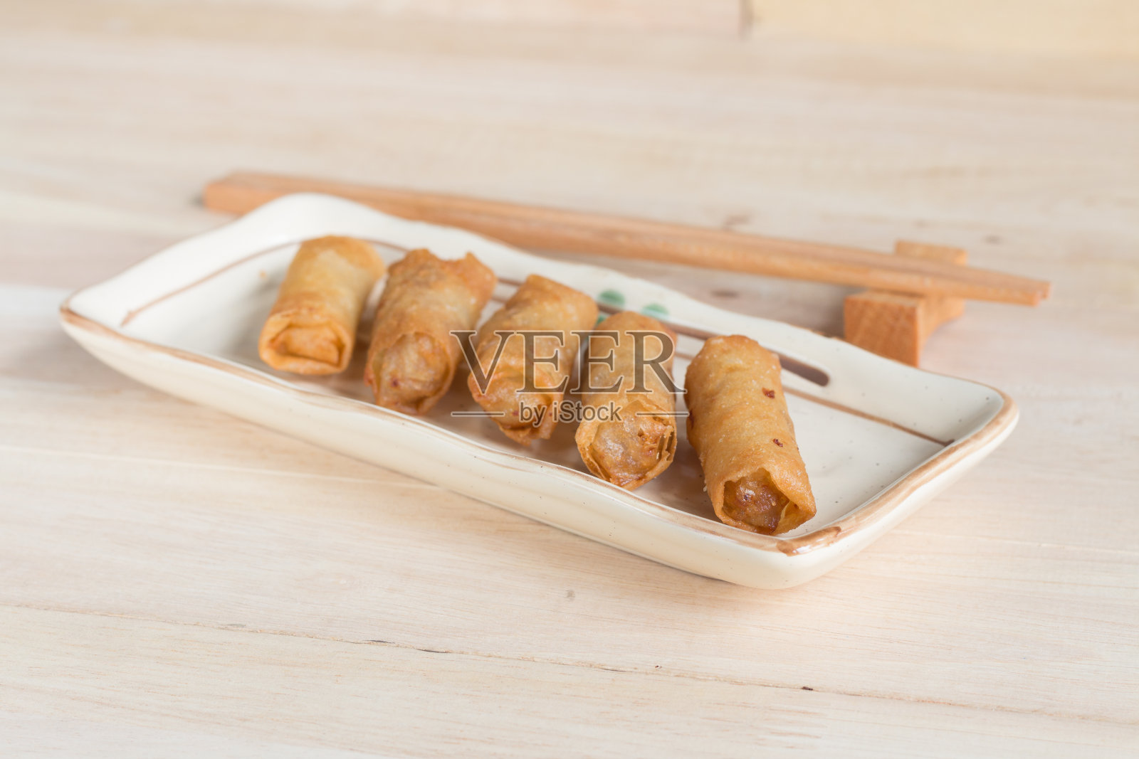 炸肉馅春卷照片摄影图片