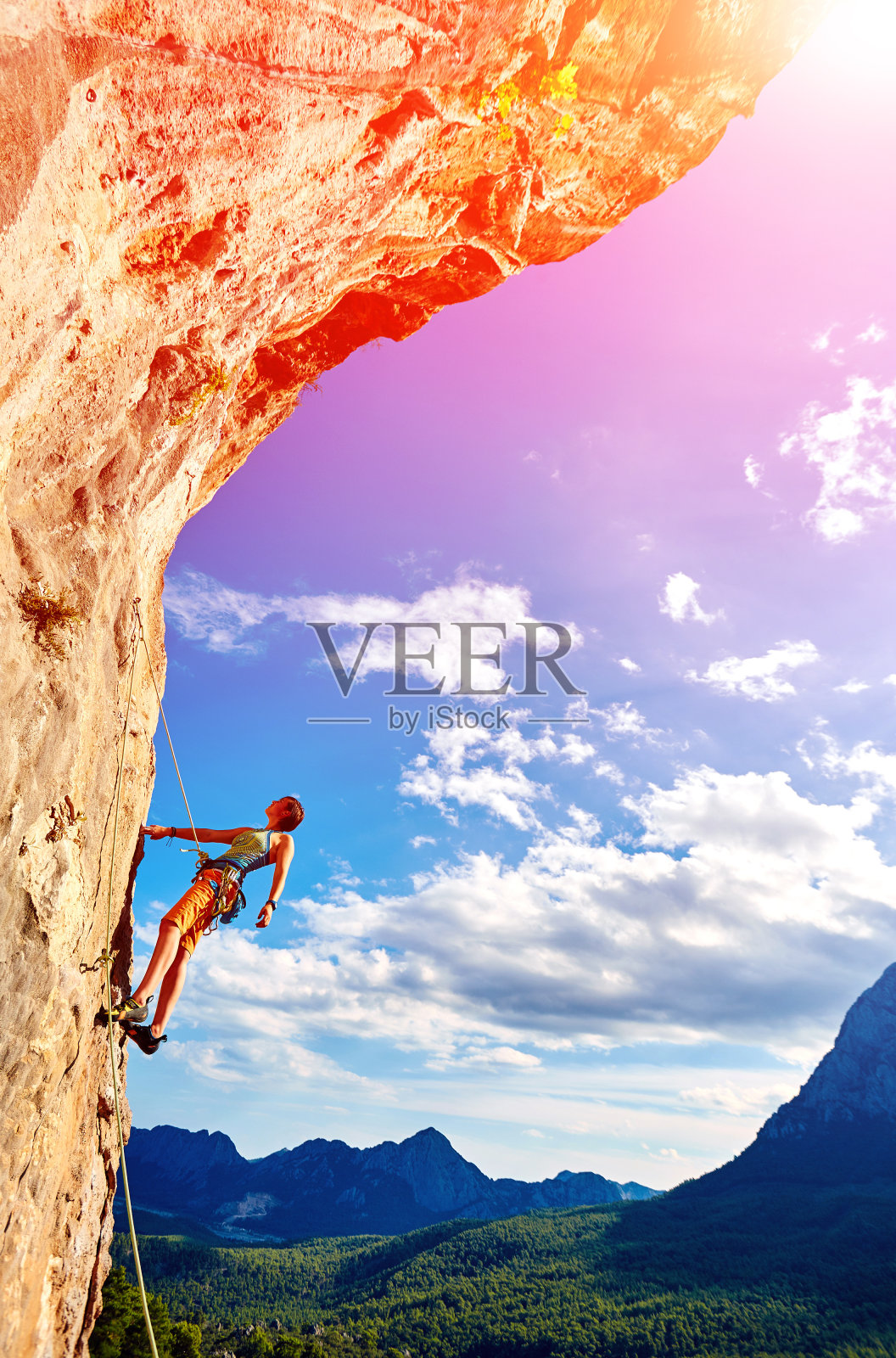 攀岩者爬上悬崖照片摄影图片